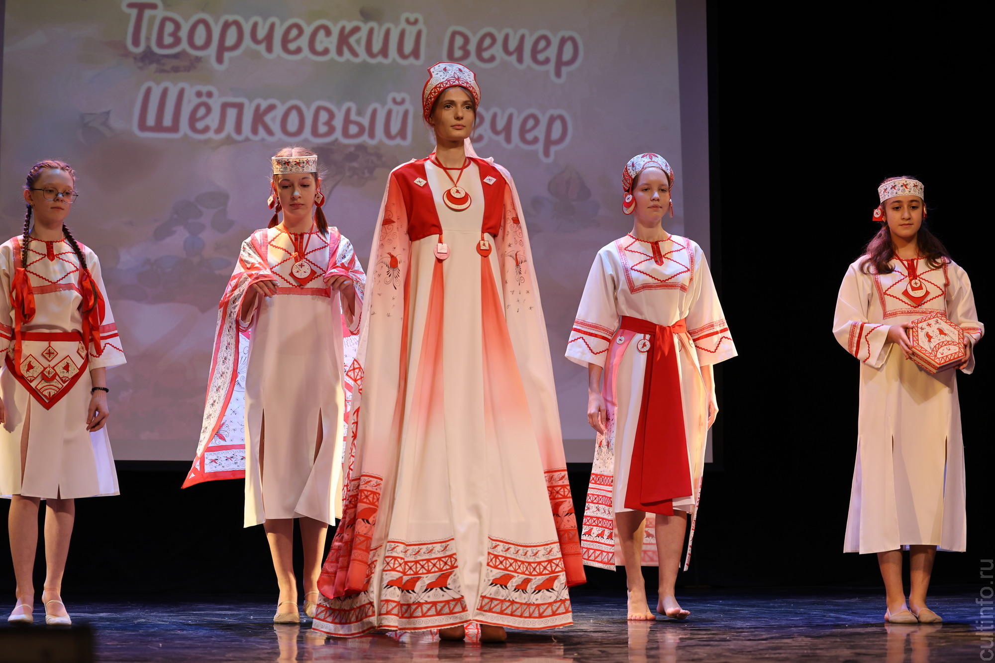 Яркое настроение создал творческий вечер «Шелковая симфония» Романа Захарова