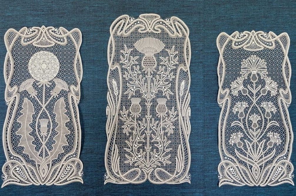 Триптих «Русское раздолье» (одуванчик, чертополох, василёк). Вологда, 2022. Художник – И.И. Зубарева. Кружевная фабрика «Северные узоры». Фото Музея кружева