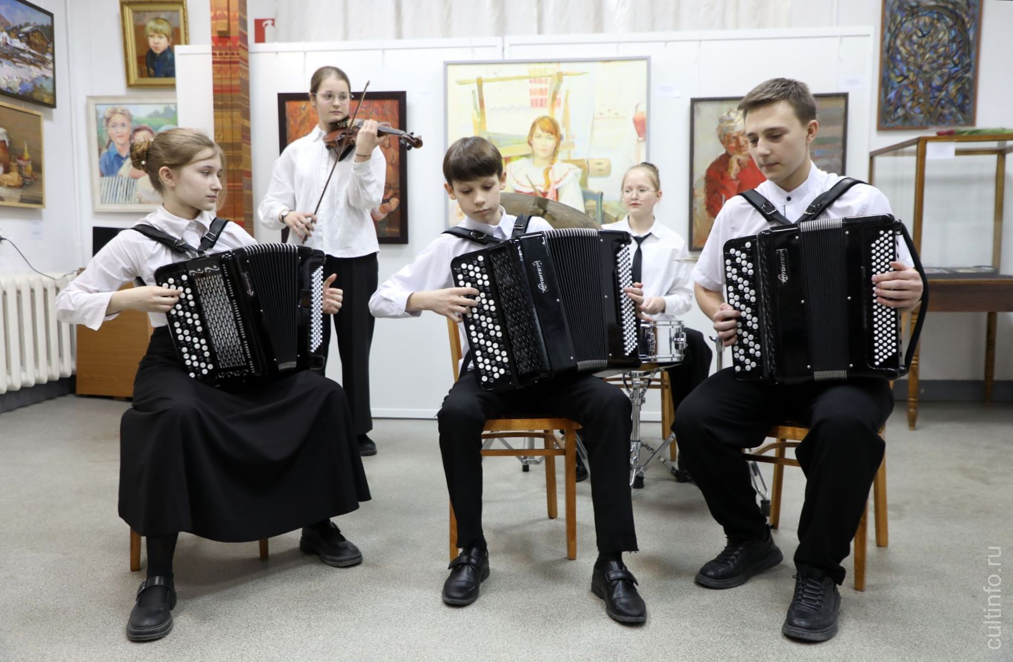 Ансамбль «Лад» Детской музыкальной школы №1. В составе Матвей Якуничев, Андрей Хабаров, Анастасия Подколзина, Алёна Логинова, Анастасия Мешавкина. Руководитель Ольга Емельянова.