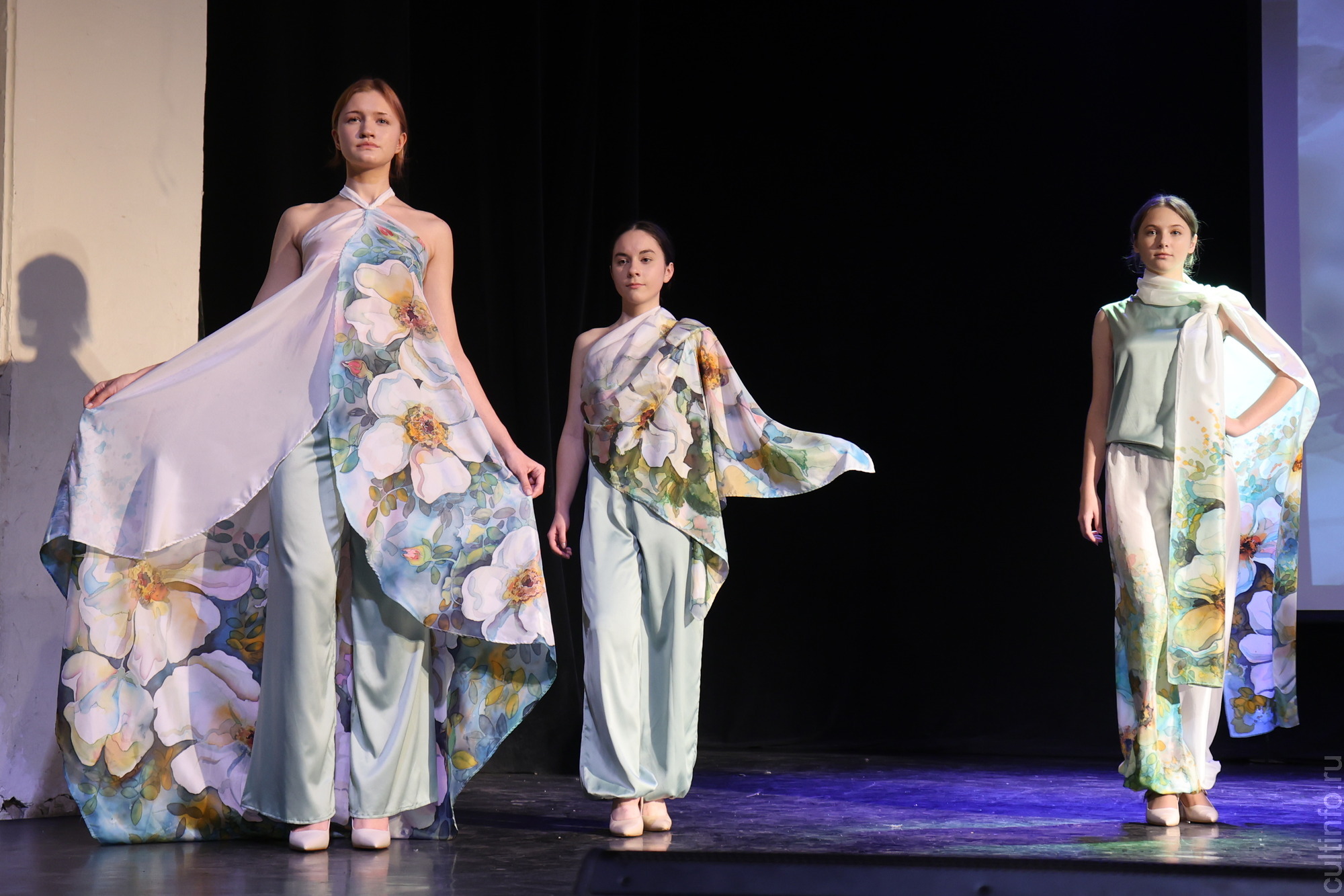 Яркое настроение создал творческий вечер «Шелковая симфония» Романа Захарова