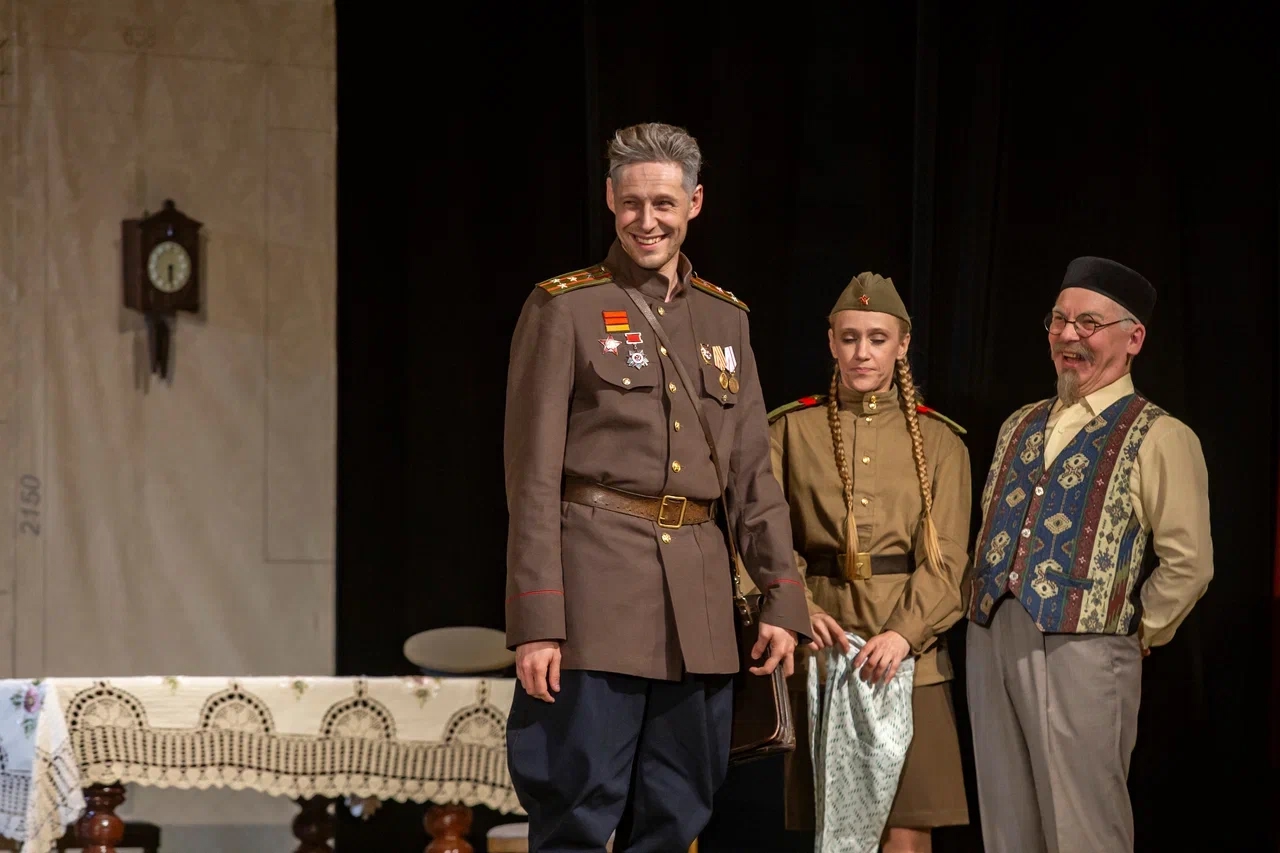 Череповецкий Камерный театр открыл сезон премьерой по пьесе Константина Симонова «Так и будет», фото Татьяны Ржанниковой