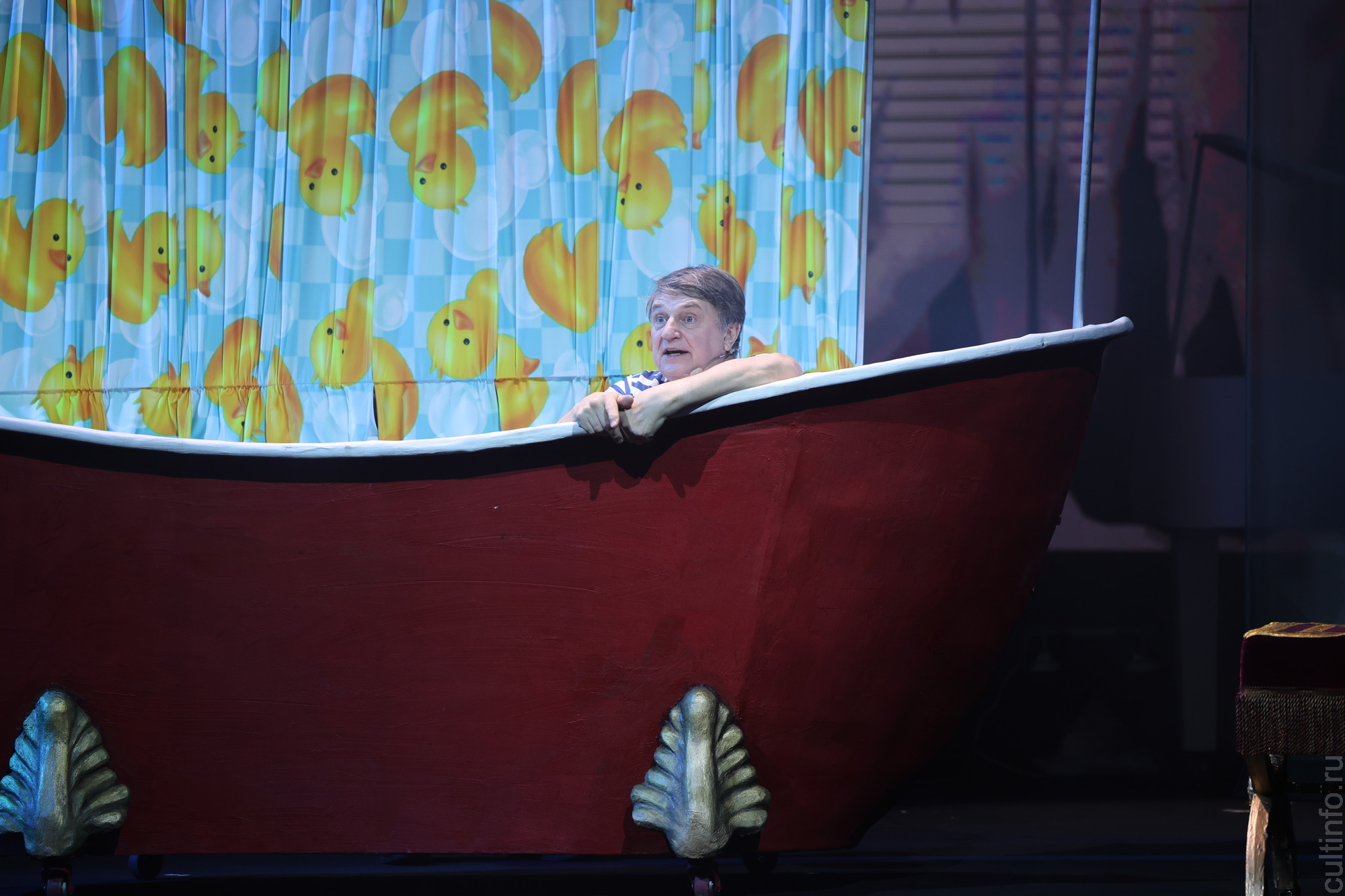 Гангстерскую комедию «Бруклинская сказка» представили на сцене Вологодского драматического театра