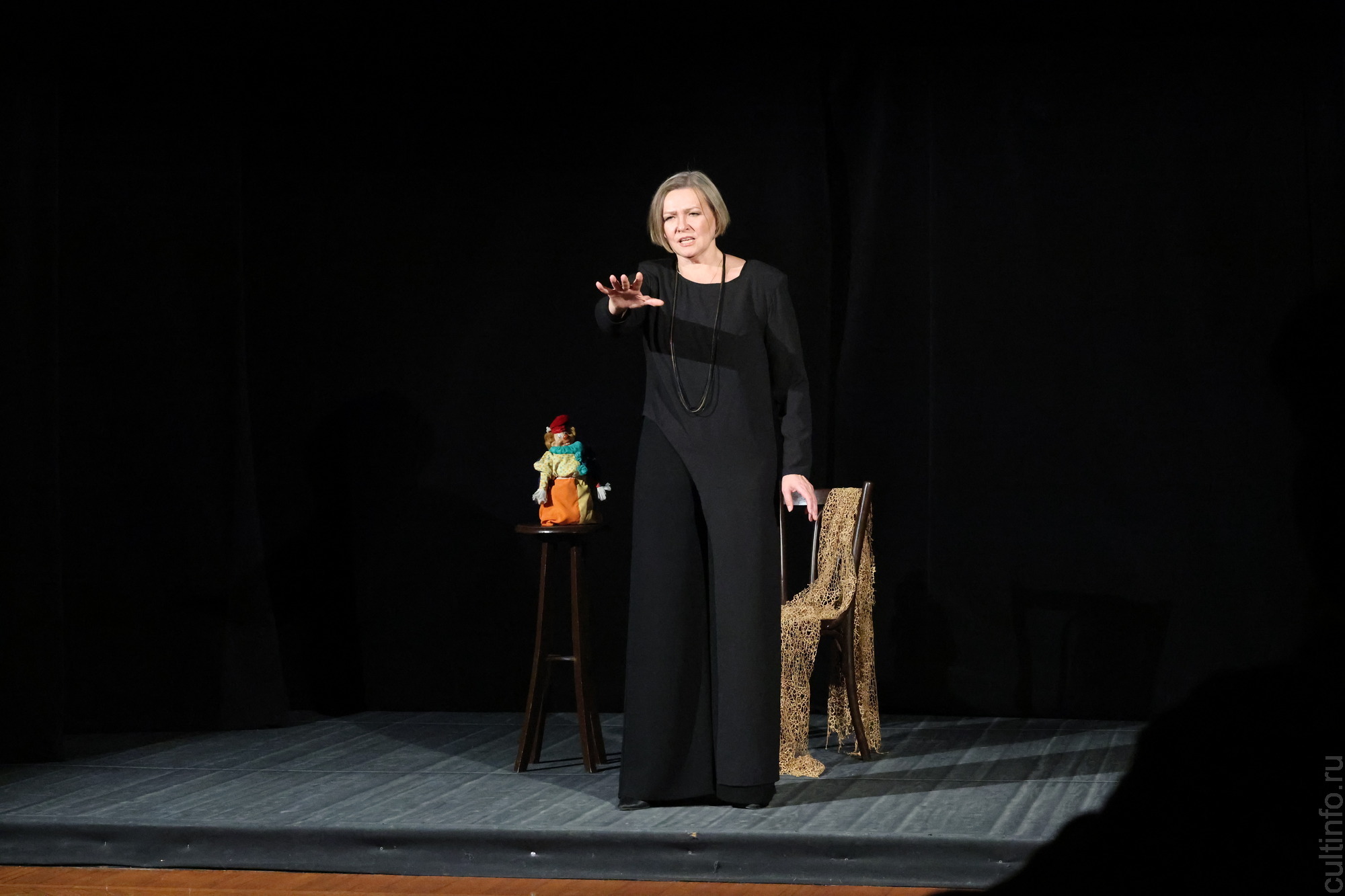 О любви языком XIX столетия рассказывает в своем новом моноспектакле в Доме актера актриса Яна Лихотина