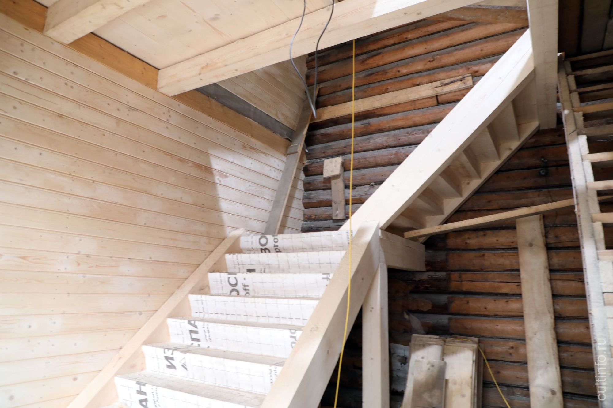 Подлинная лестница не сохранилась, поэтому сделана новая.