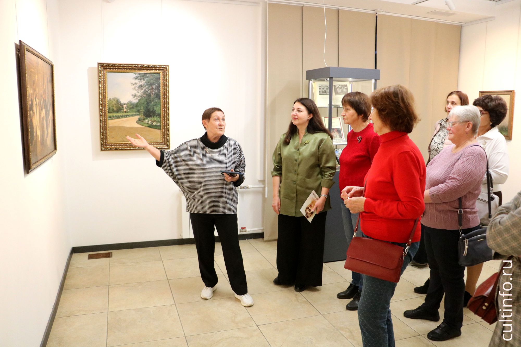 Любовь Соснина проводит экскурсию по выставке