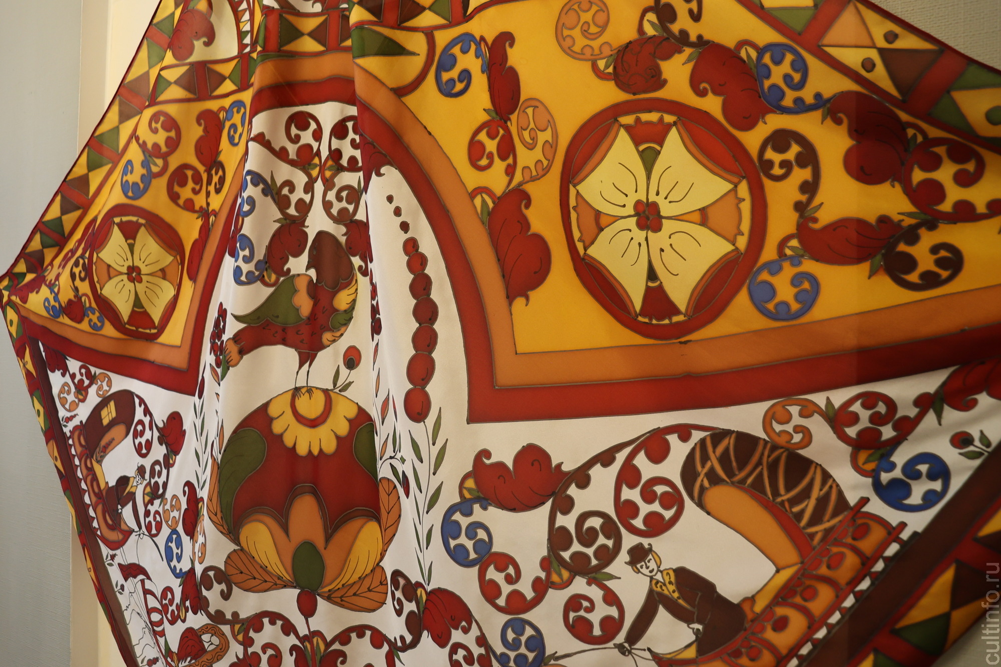 Борецкую роспись на шелке увидят вологжане в Центре ремесел