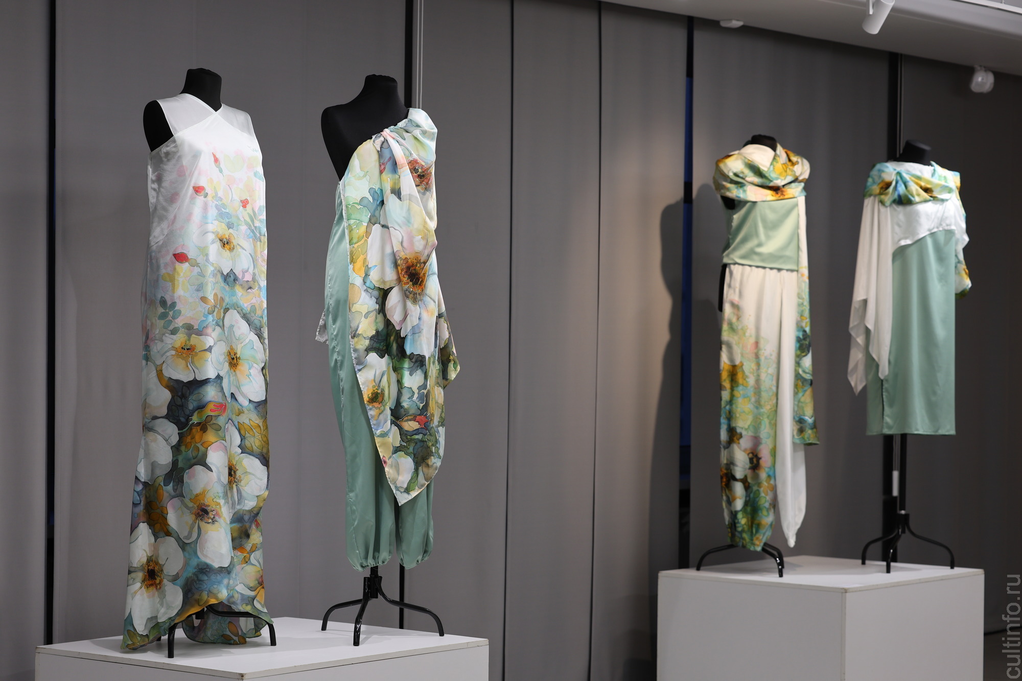 Все разнообразие батика – на выставке «В переплетениях цвета»  Романа Захарова в картинной галерее 