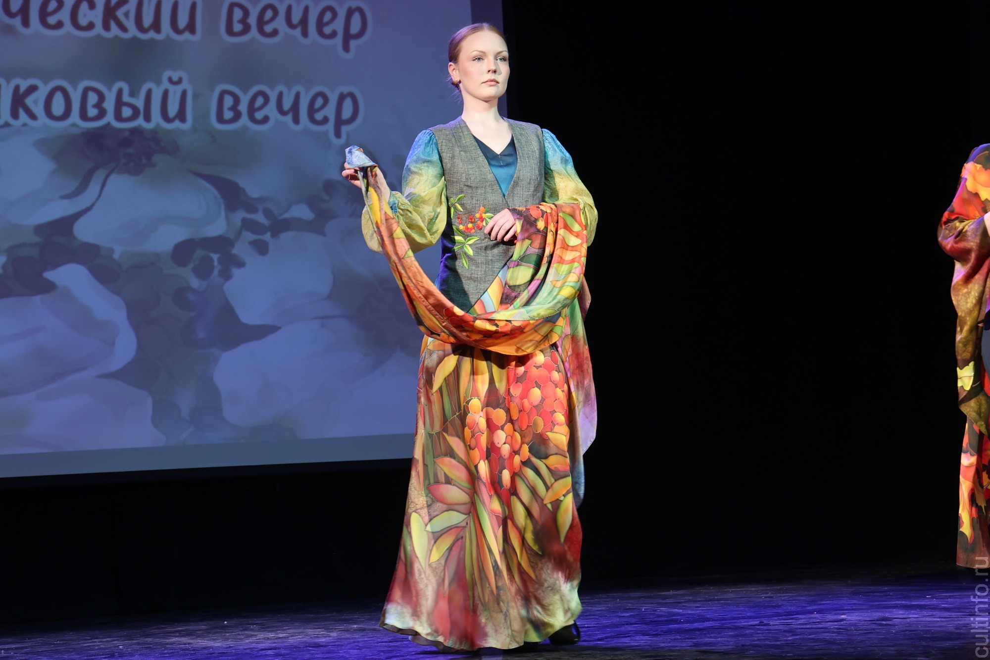 Яркое настроение создал творческий вечер «Шелковая симфония» Романа Захарова