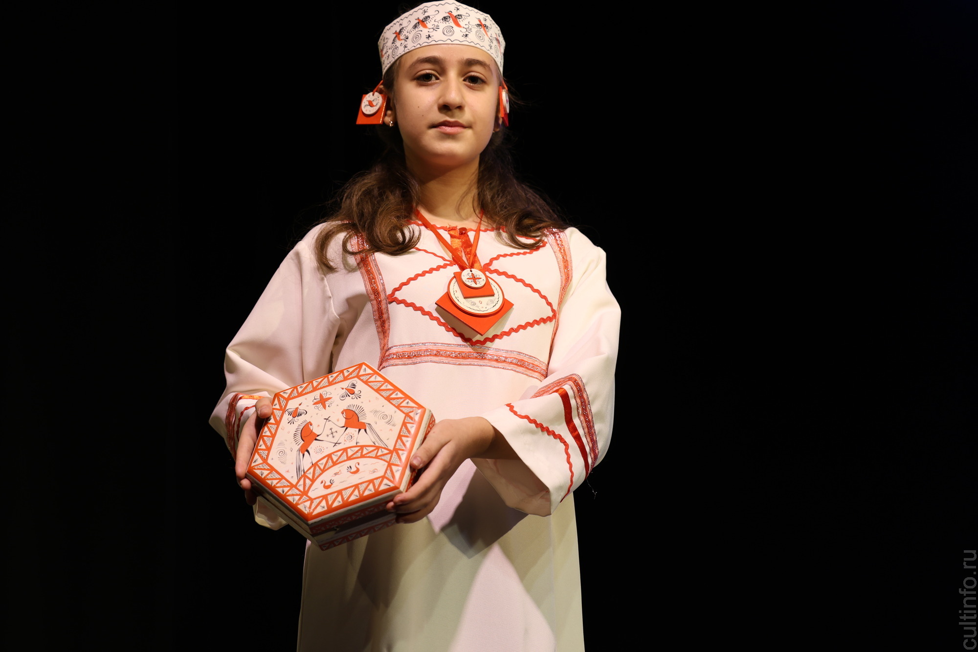 Яркое настроение создал творческий вечер «Шелковая симфония» Романа Захарова