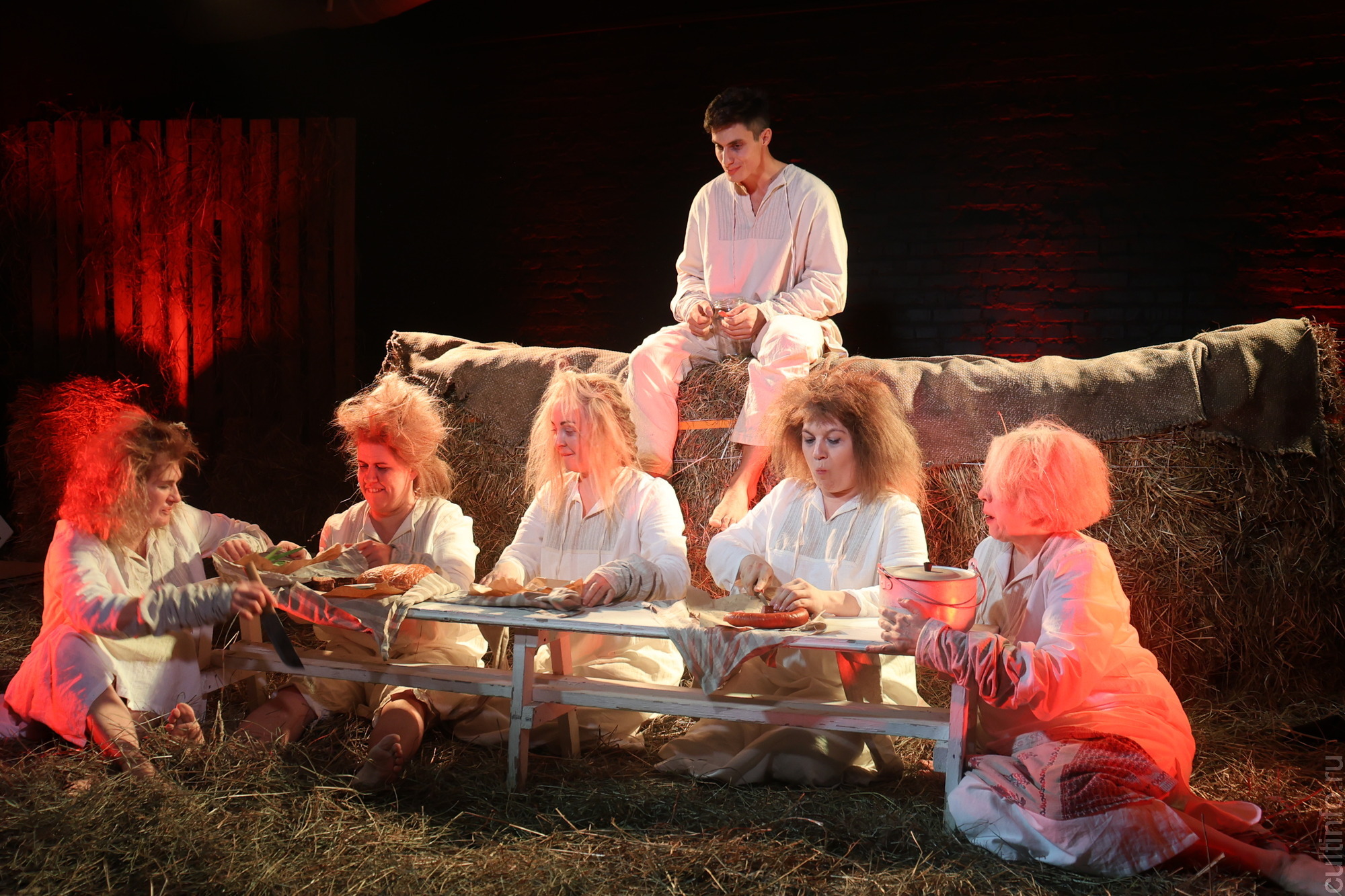 Хоррор по вологодскому фольклору: Мастерская «Звучать» представила новый спектакль «Сказочки»