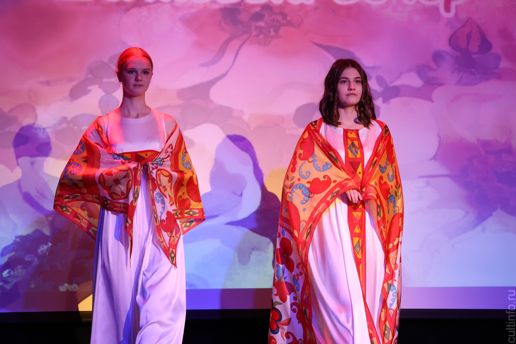 Яркое настроение создал творческий вечер «Шелковая симфония» Романа Захарова