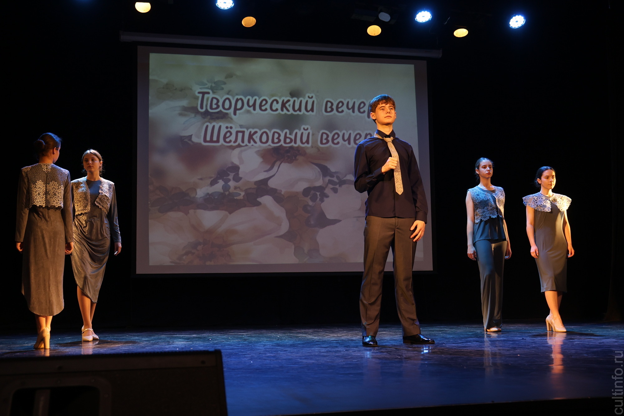 Яркое настроение создал творческий вечер «Шелковая симфония» Романа Захарова