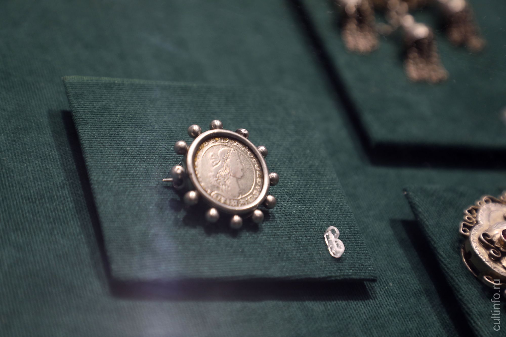 Брошь с монетой