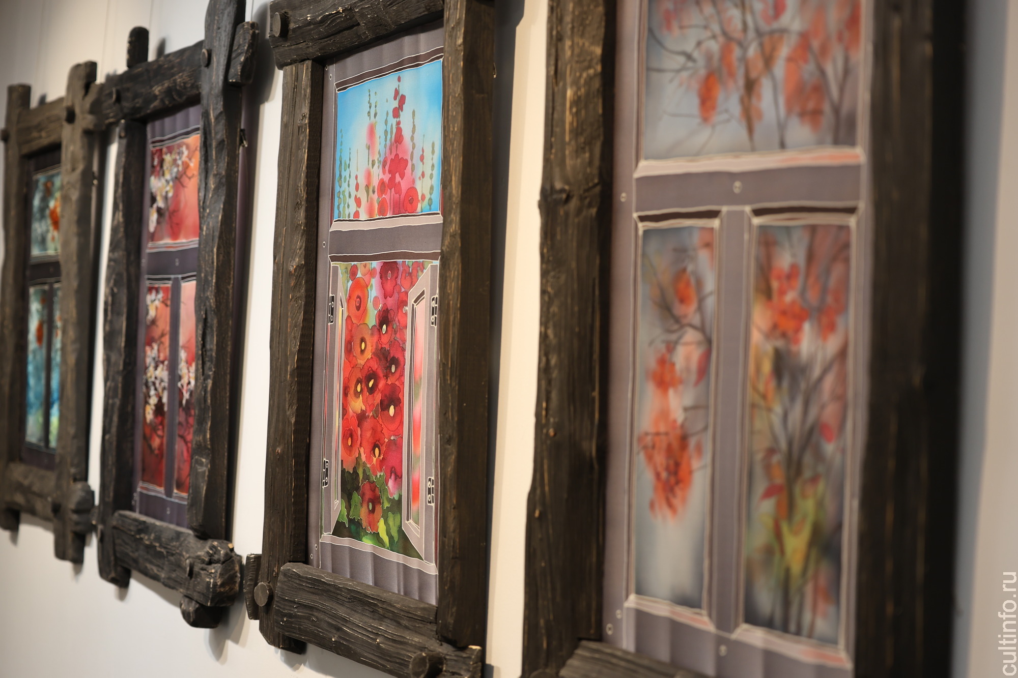 Все разнообразие батика – на выставке «В переплетениях цвета»  Романа Захарова в картинной галерее 