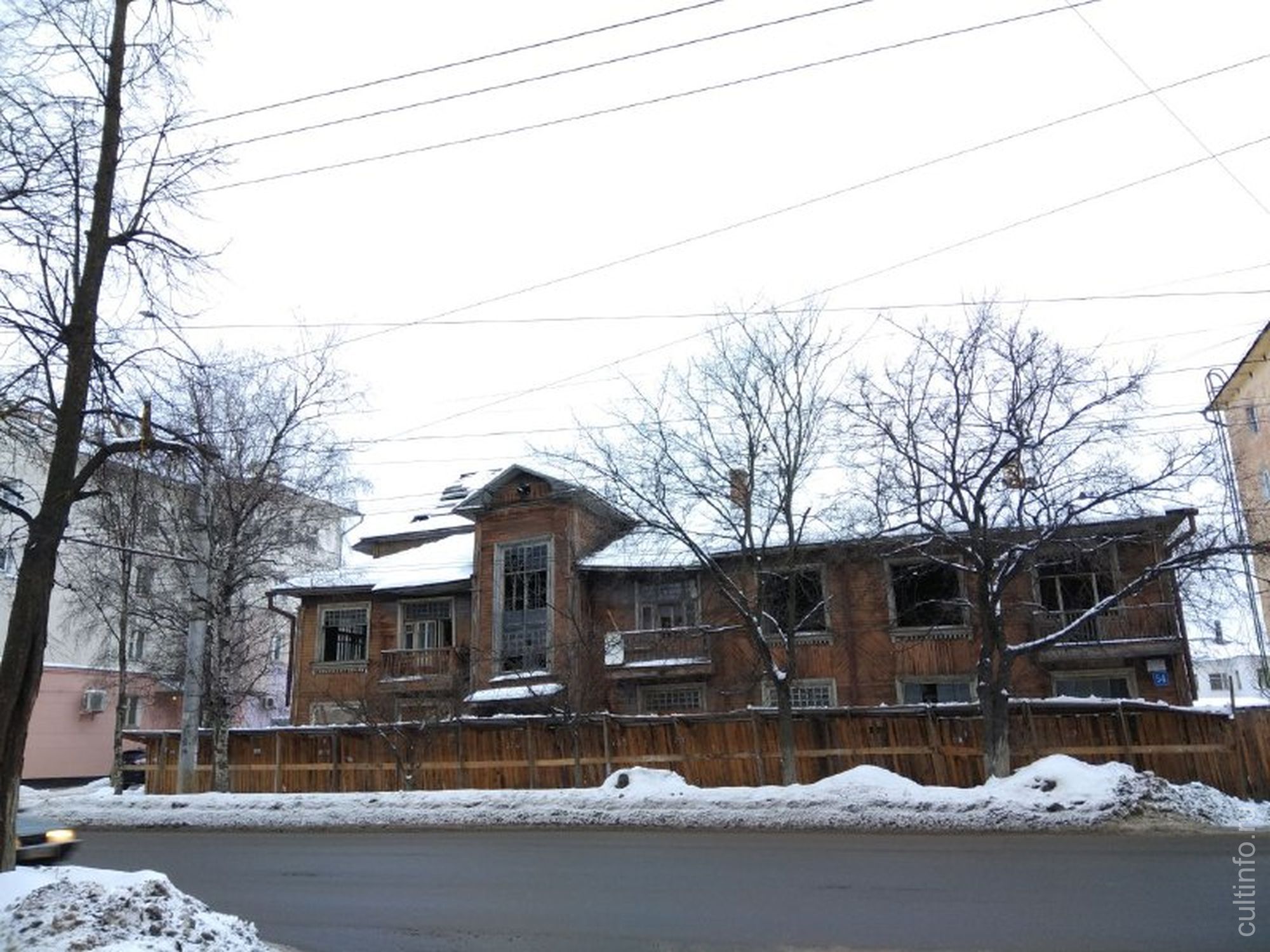 Дом работников треста «Севтранслес» на ул. Зосимовской, 54 до реставрации. Фото 18.02.2023