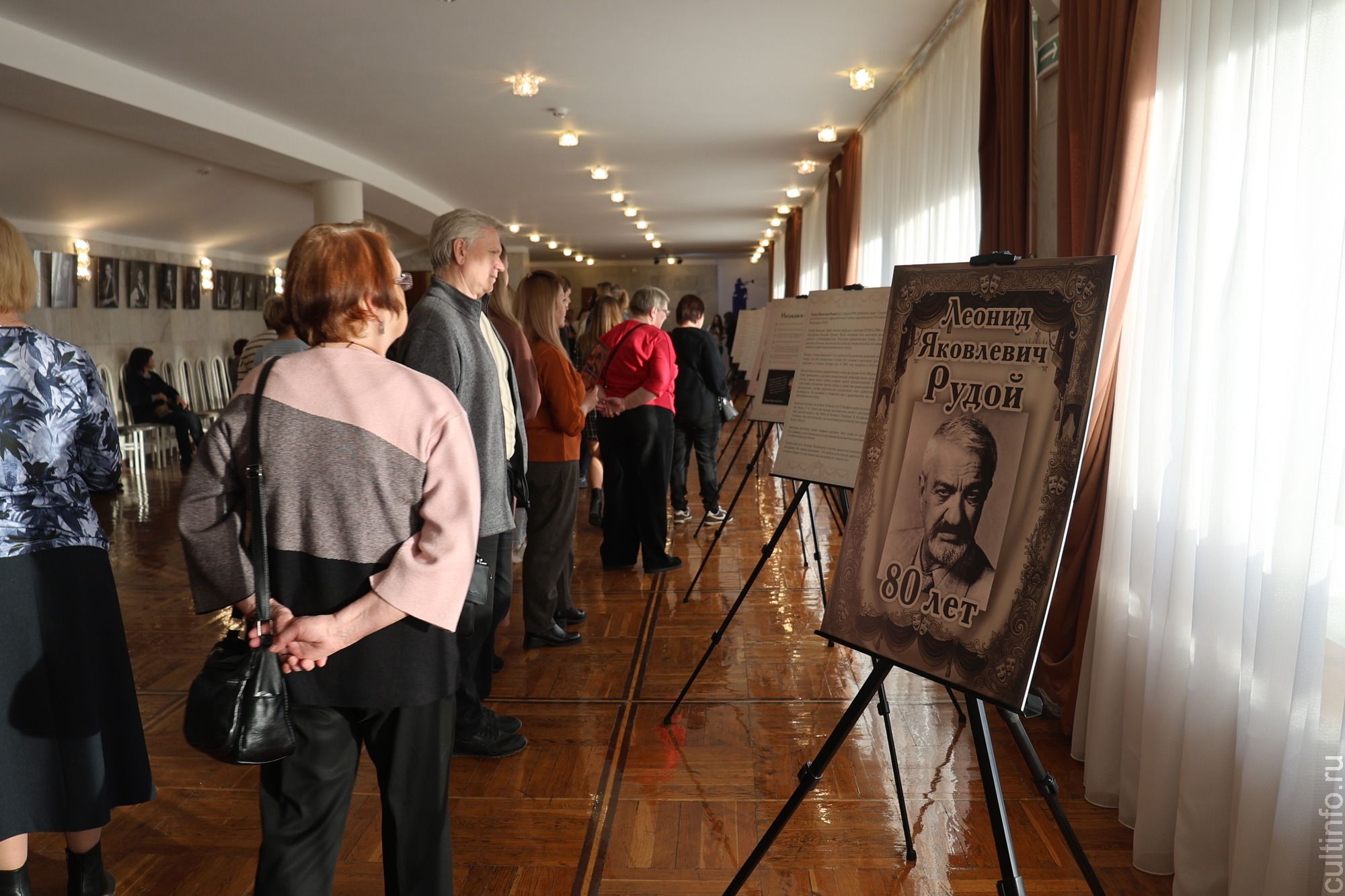 Выставку к юбилею народного артиста РФ Леонида Рудого открыли в Вологодском драматическом театре