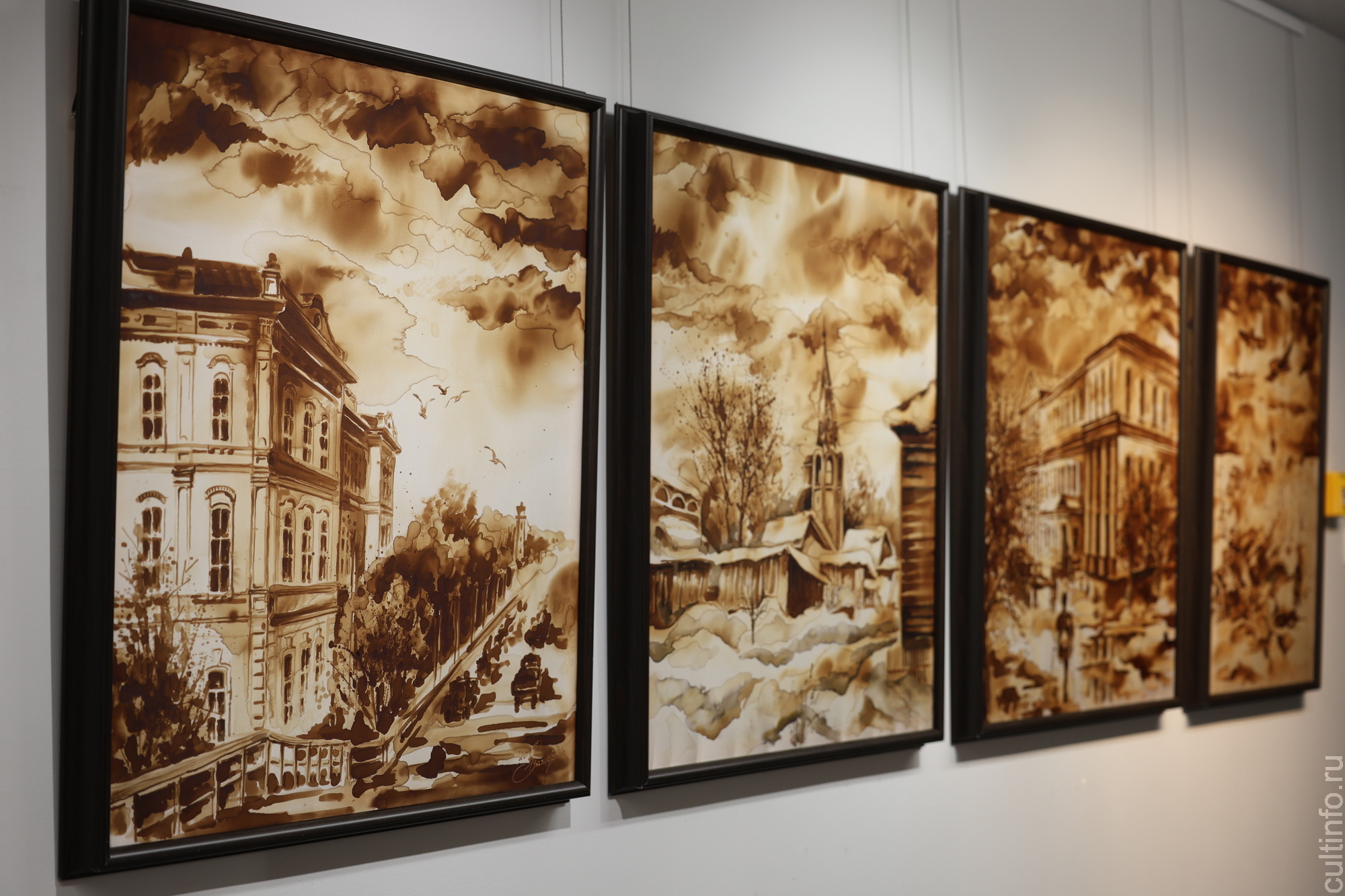 Все разнообразие батика – на выставке «В переплетениях цвета»  Романа Захарова в картинной галерее 