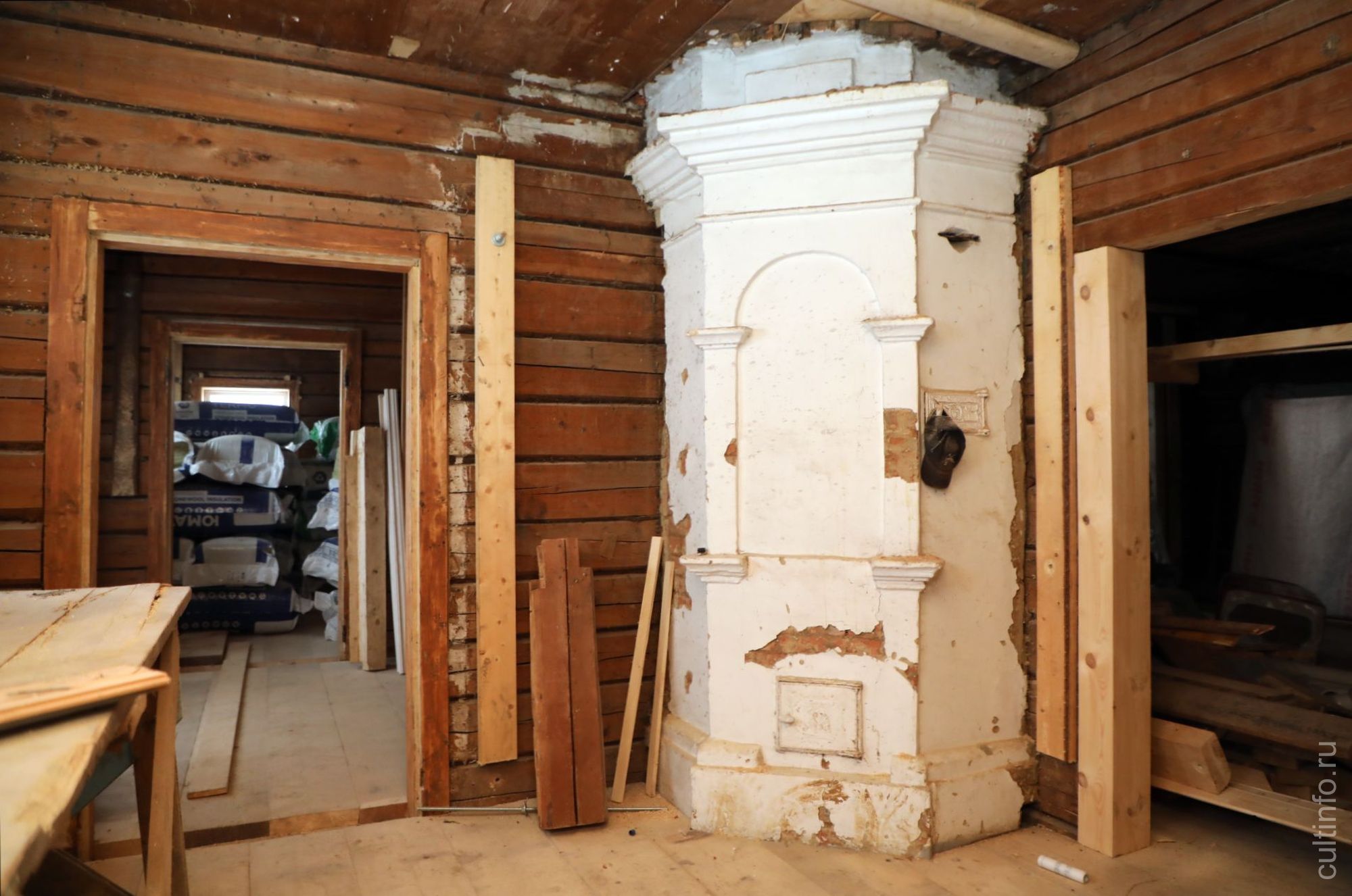 Печи в доме еще предстоит отреставрировать. Они относятся к распространённому в Вологде типу голландских печей без особых украшений. Такие можно увидеть и в доме Красильникова на ул. Кирова, 33, и на ул. Ветошкина. 