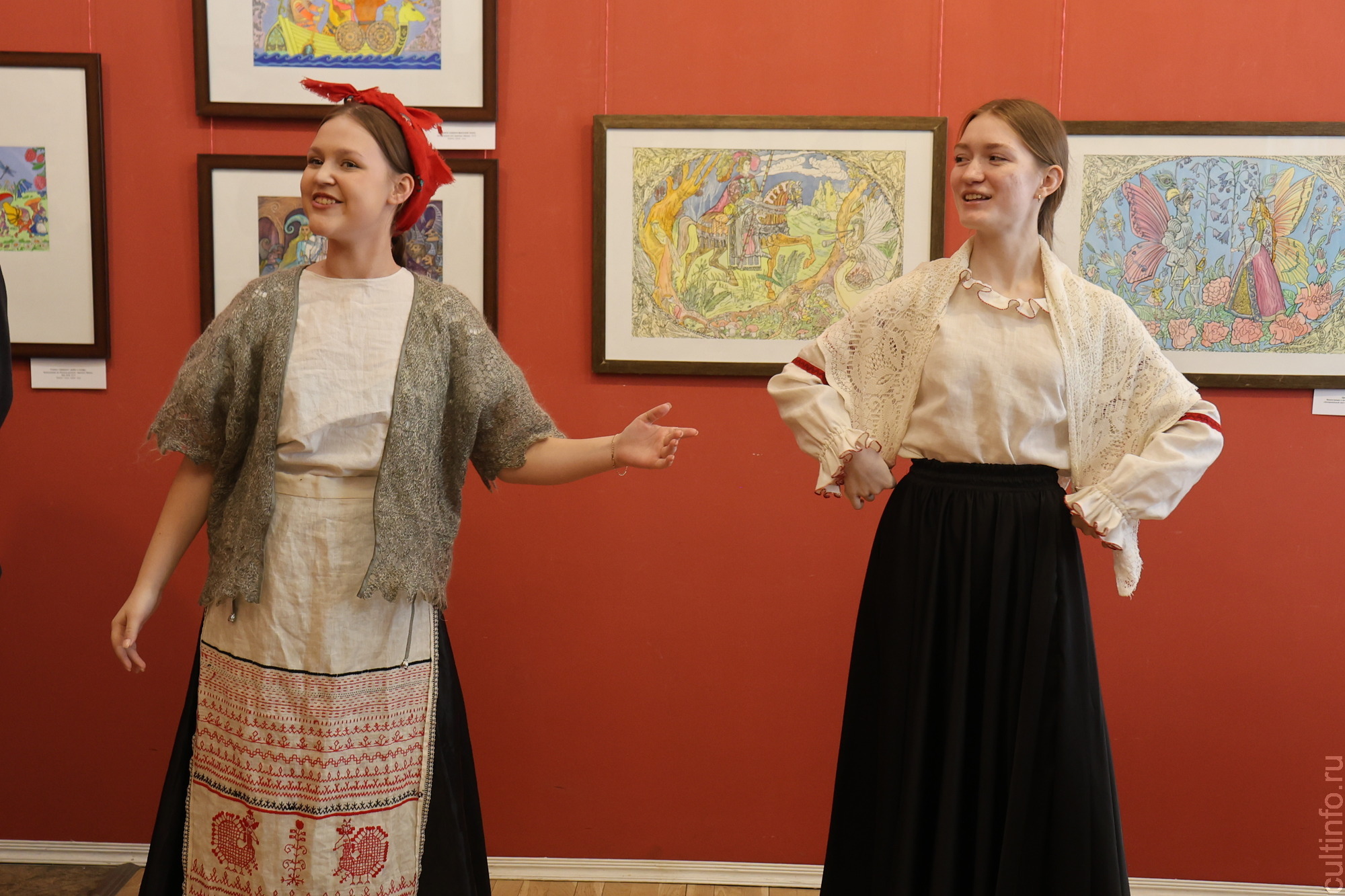 Сказочные сюжеты представил на выставке в Доме Корбакова художник из Сокола Марат Брызгалов