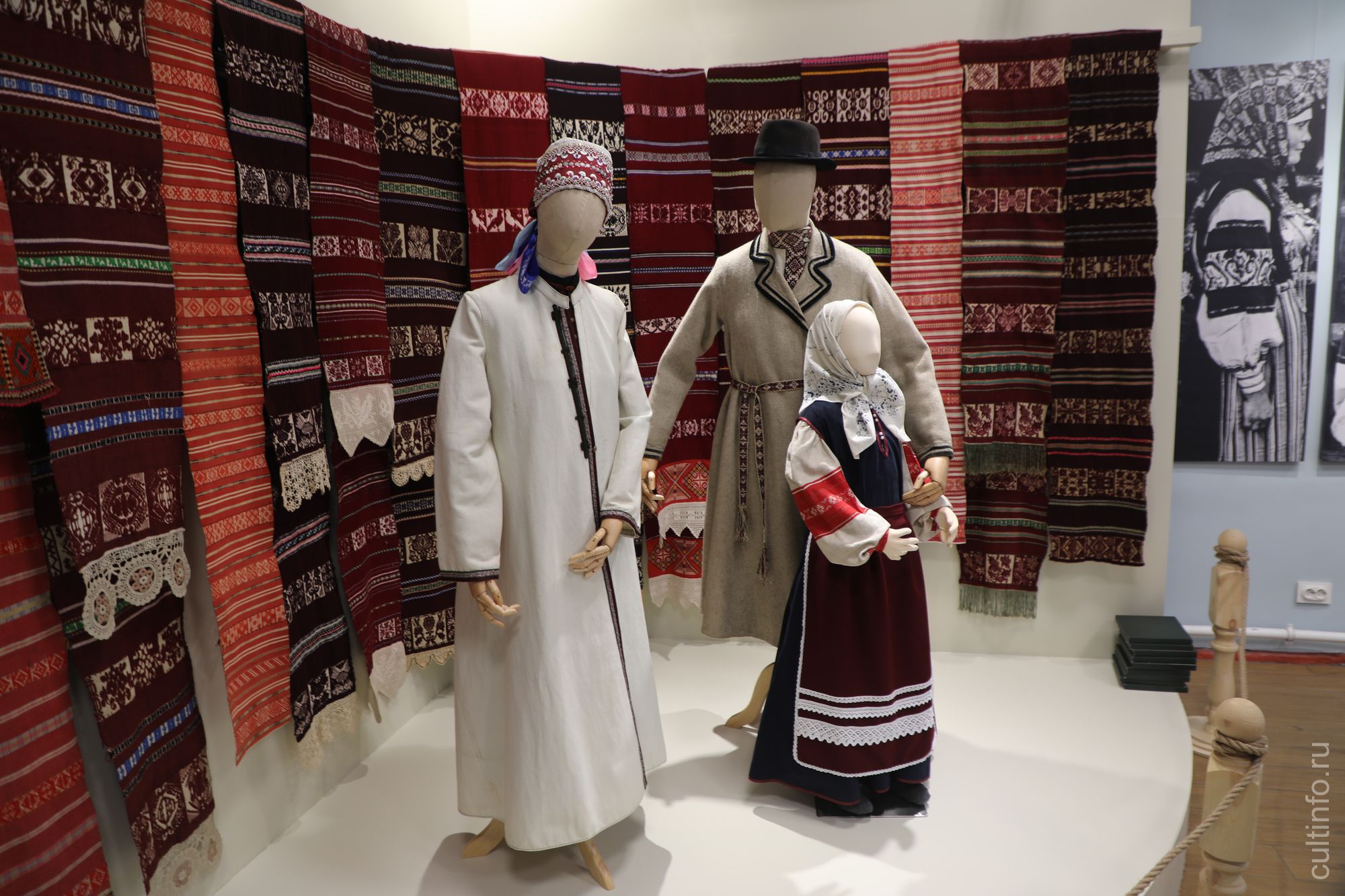 Костюмы неженатого парня, незамужней девушки и ребенка сето