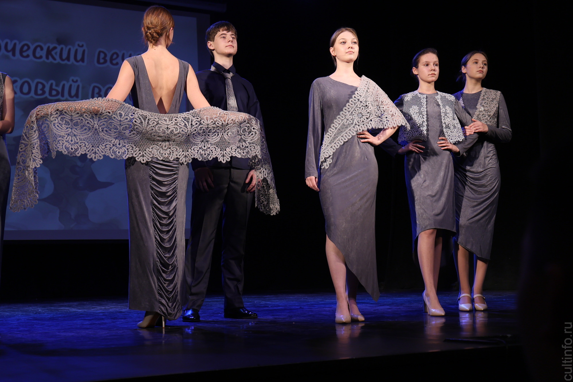 Яркое настроение создал творческий вечер «Шелковая симфония» Романа Захарова