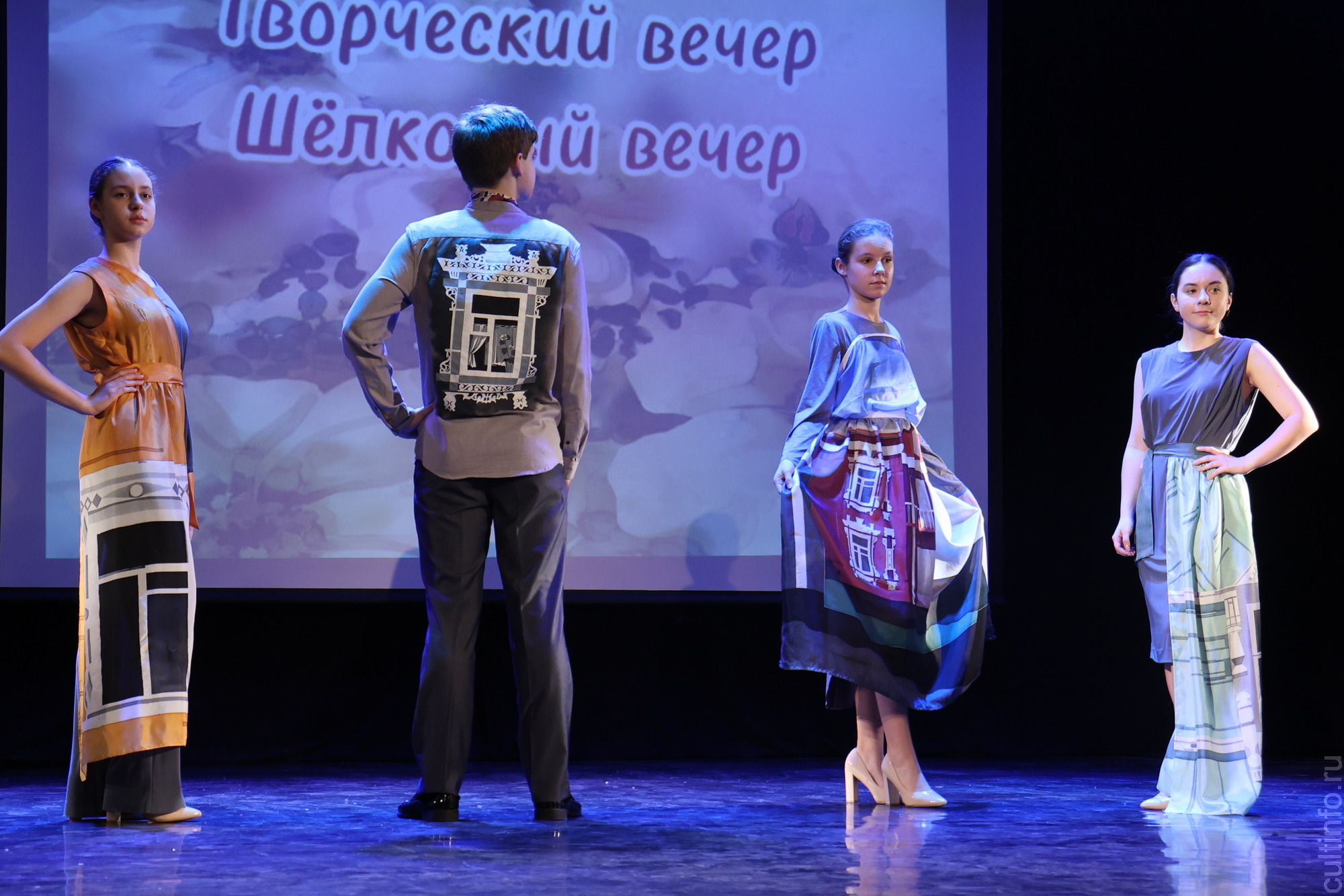 Яркое настроение создал творческий вечер «Шелковая симфония» Романа Захарова