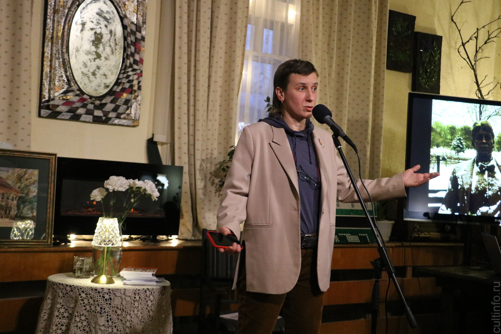 Творческим вечером в уютной, почти домашней обстановке Литературной резиденции «Дом дяди Гиляя» отметила свой юбилей известный вологодский поэт Ната Сучкова