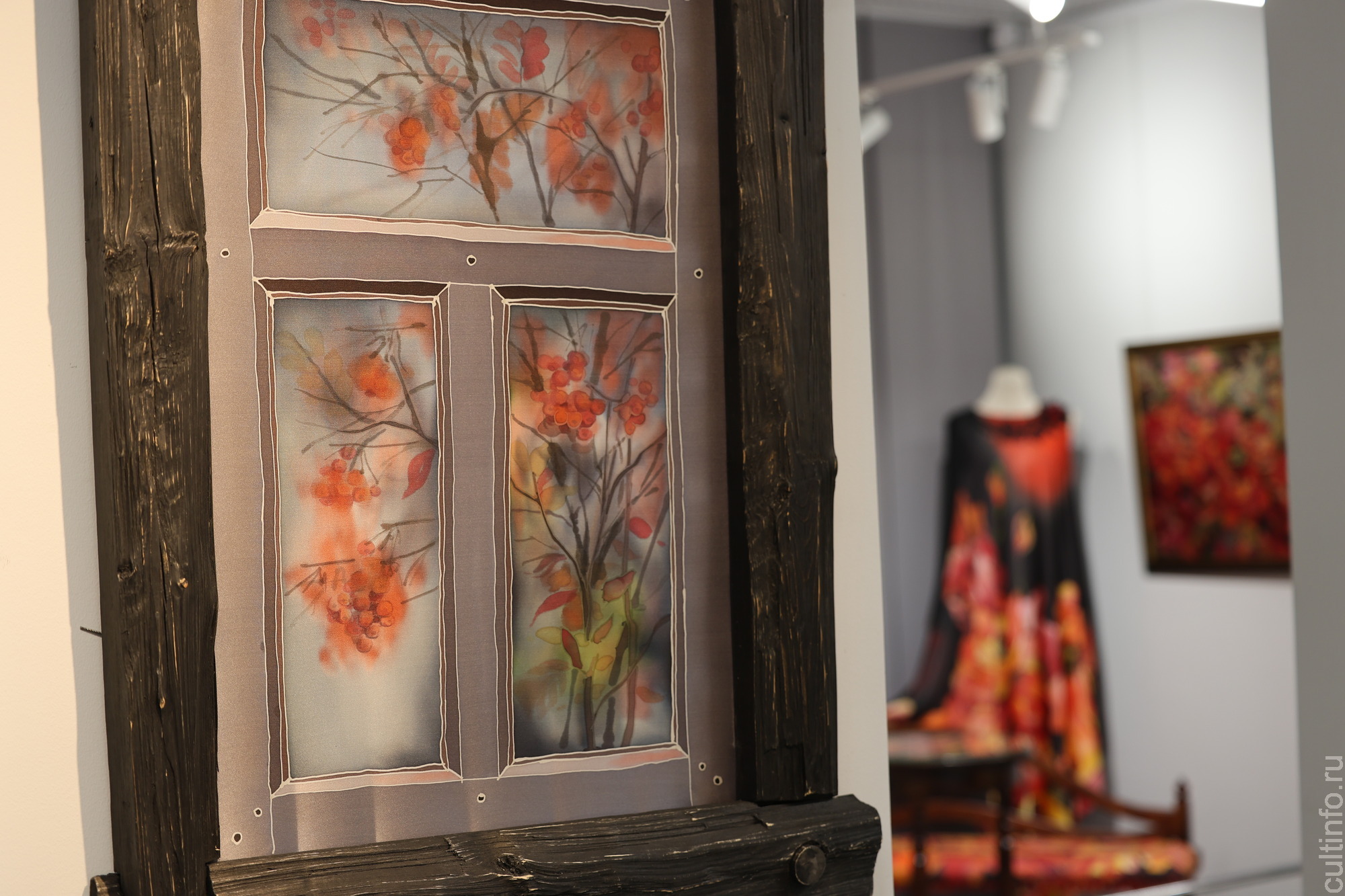 Все разнообразие батика – на выставке «В переплетениях цвета»  Романа Захарова в картинной галерее 