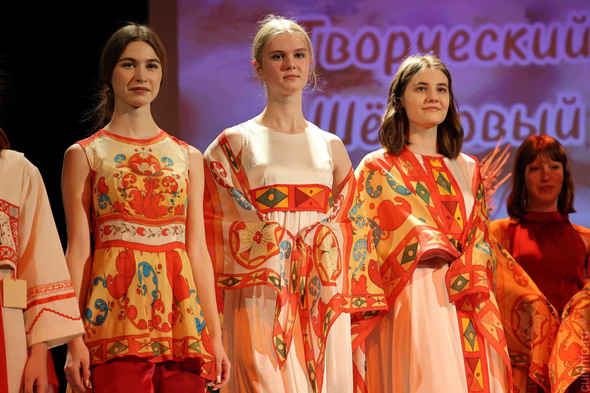 Яркое настроение создал творческий вечер «Шелковая симфония» Романа Захарова