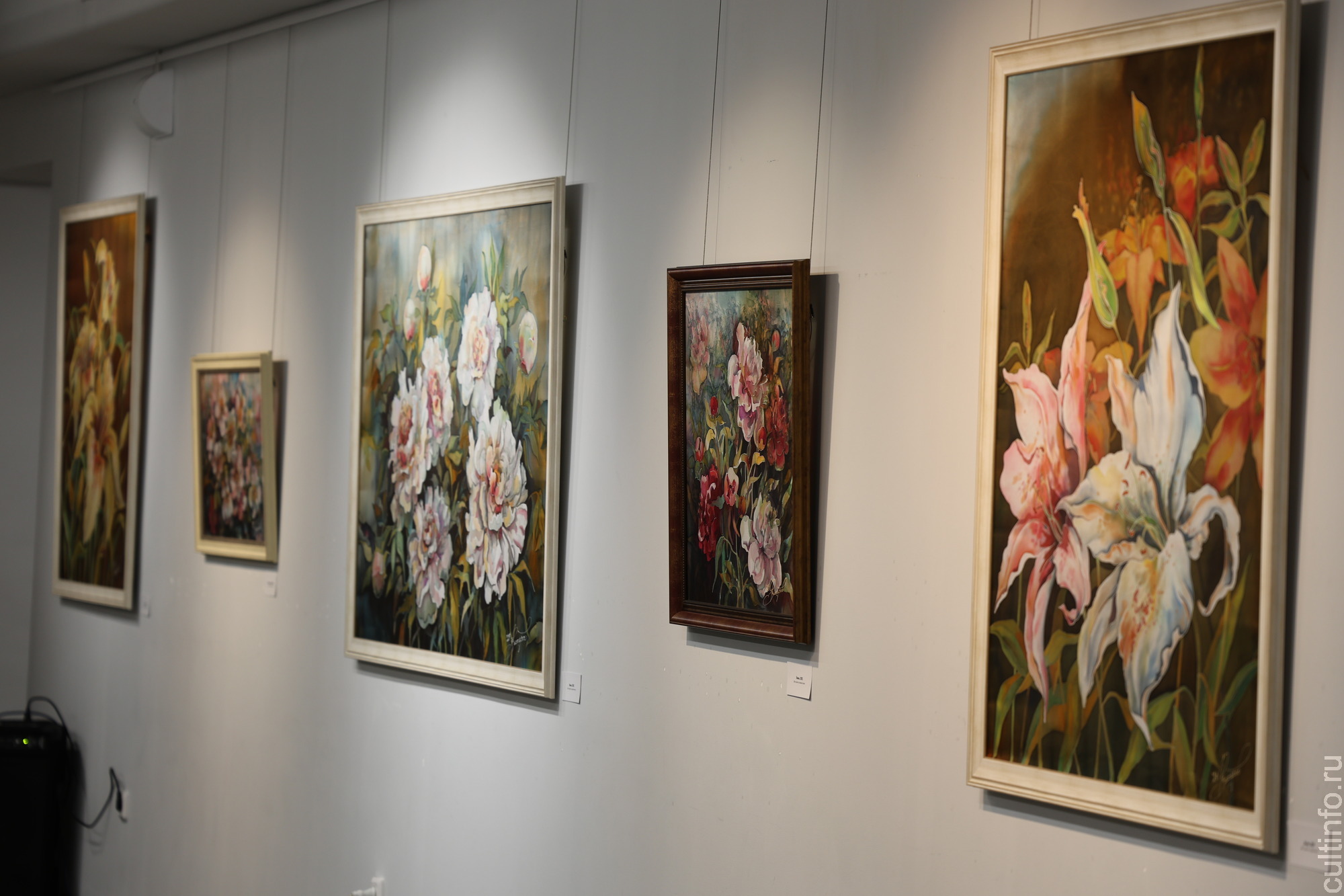 Все разнообразие батика – на выставке «В переплетениях цвета»  Романа Захарова в картинной галерее 