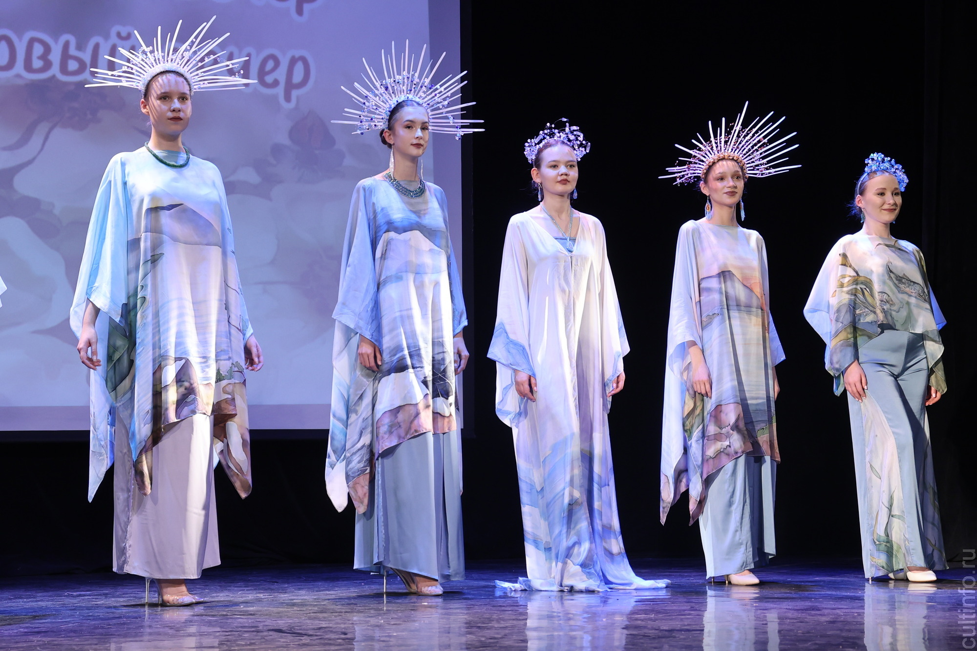 Яркое настроение создал творческий вечер «Шелковая симфония» Романа Захарова