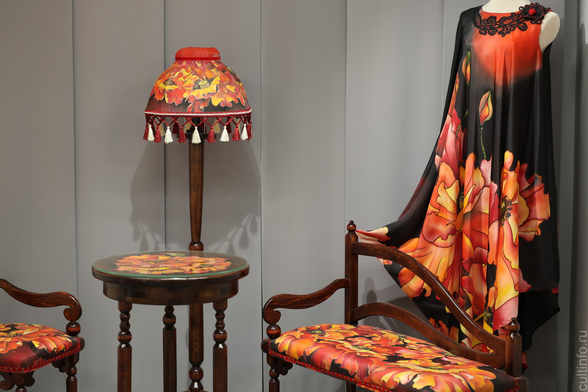 Все разнообразие батика – на выставке «В переплетениях цвета»  Романа Захарова в картинной галерее 