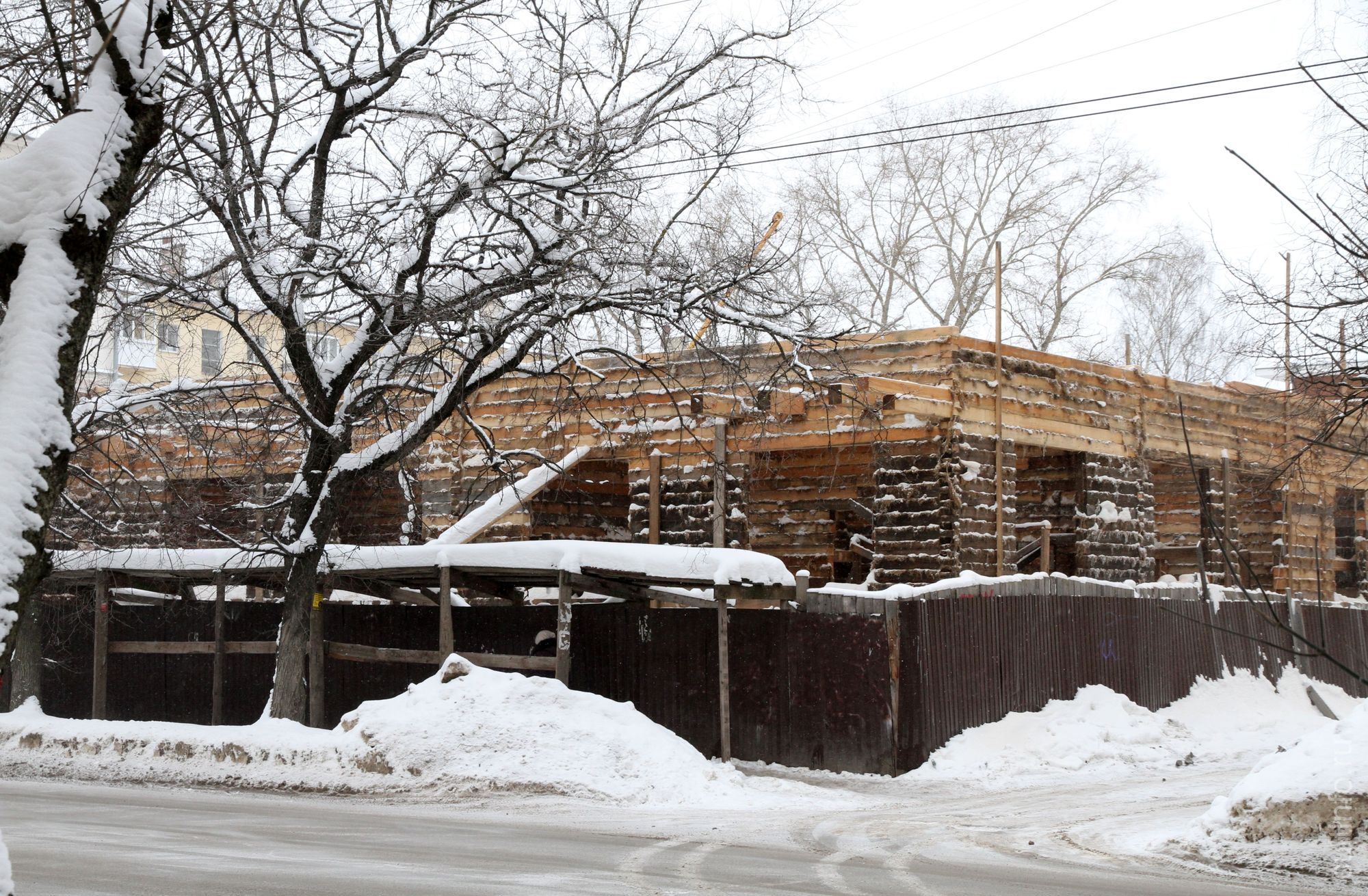  Дом работников треста «Севтранслес» на ул. Зосимовской, 54 в процессе реставрации