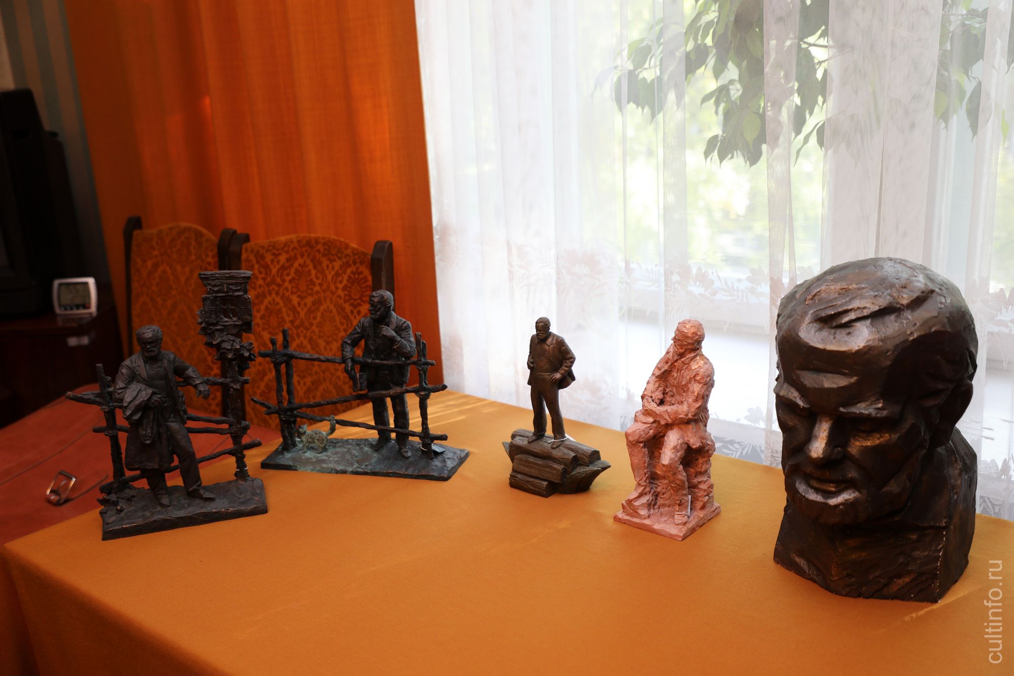 Варианты памятника Василию Белову