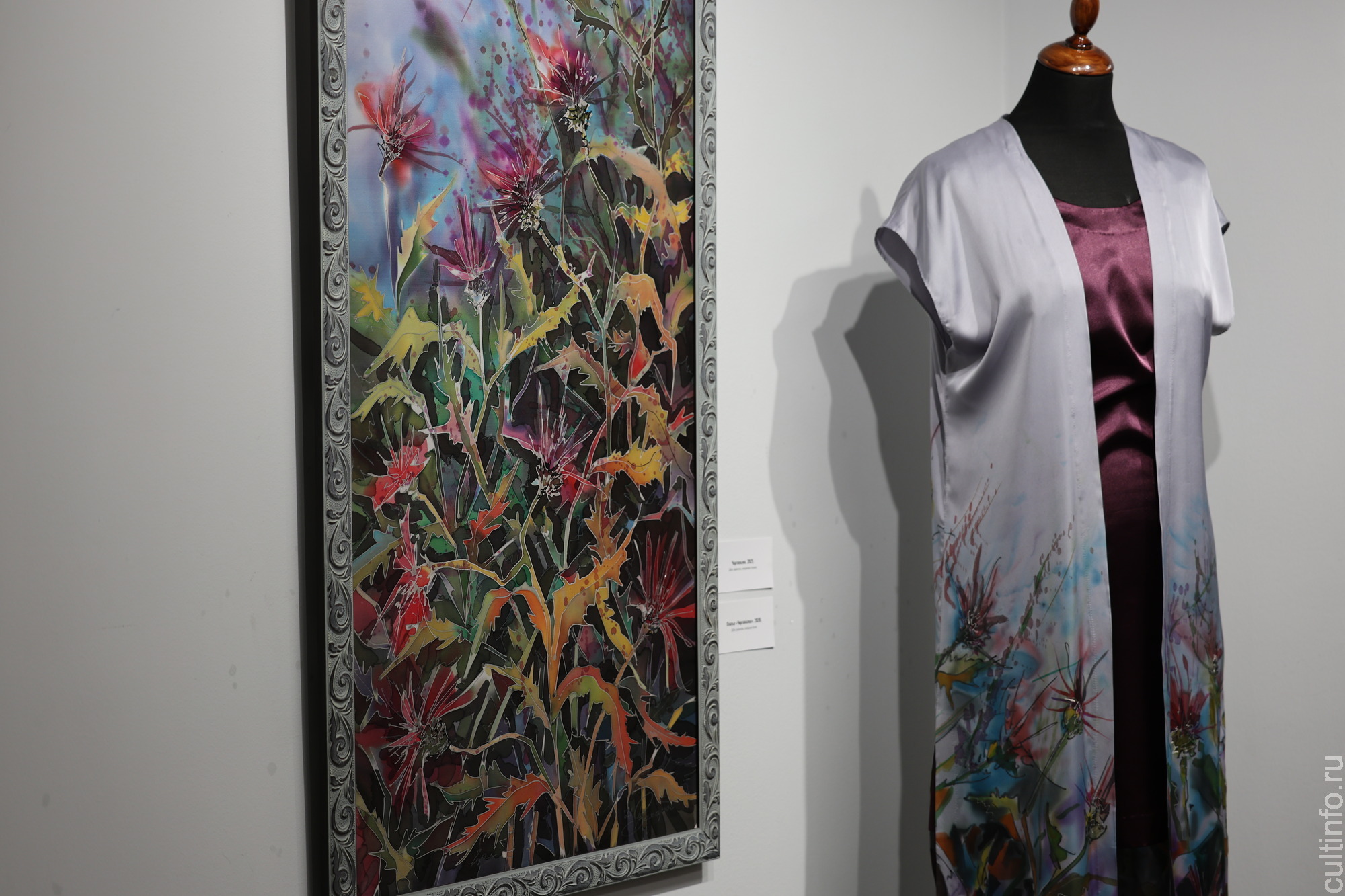 Все разнообразие батика – на выставке «В переплетениях цвета»  Романа Захарова в картинной галерее 