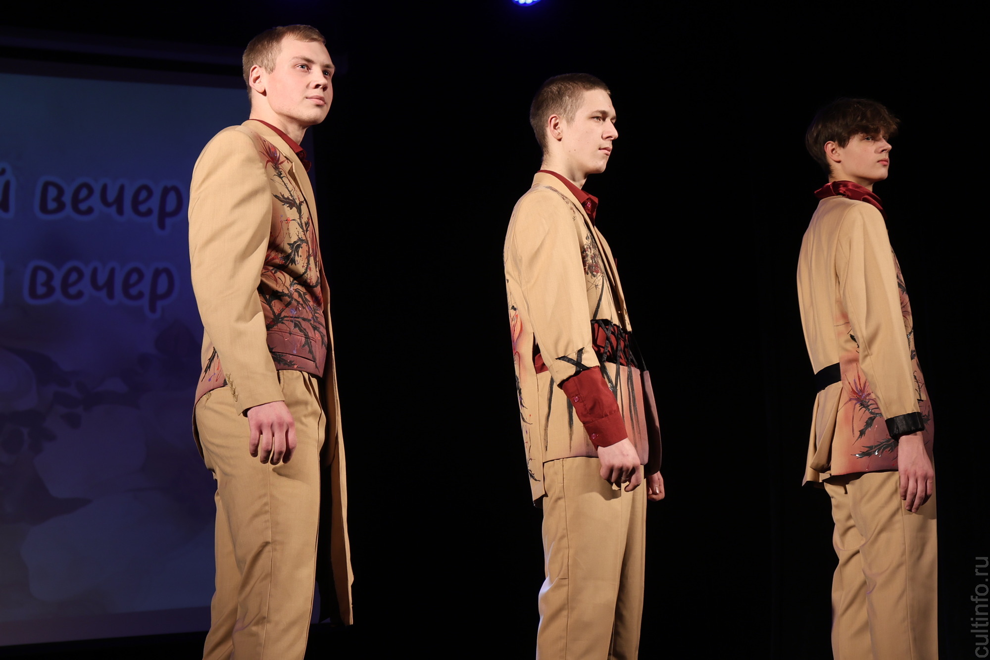 Яркое настроение создал творческий вечер «Шелковая симфония» Романа Захарова