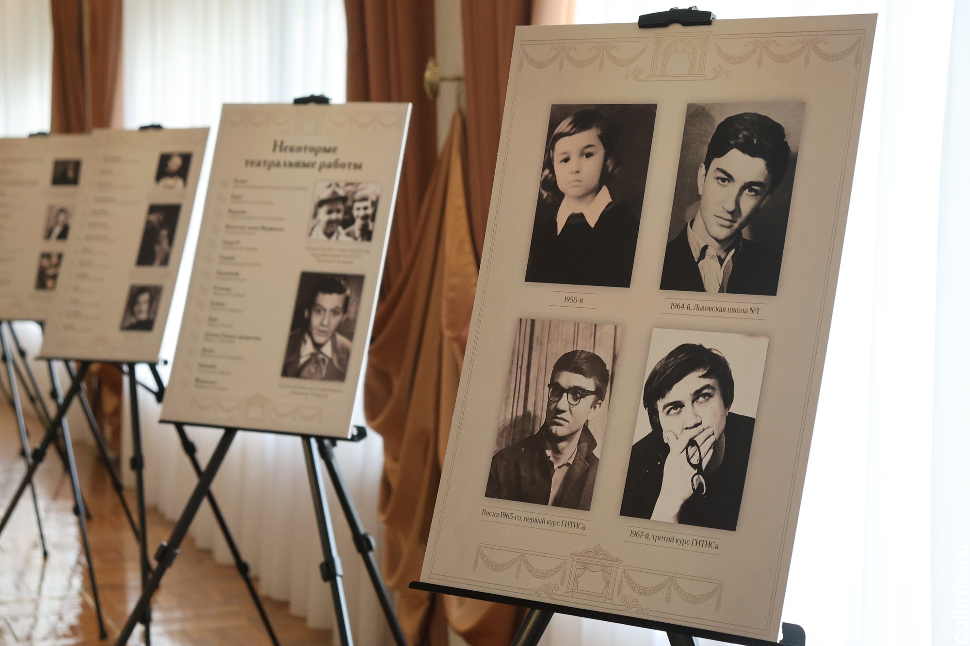 Выставку к юбилею народного артиста РФ Леонида Рудого открыли в Вологодском драматическом театре