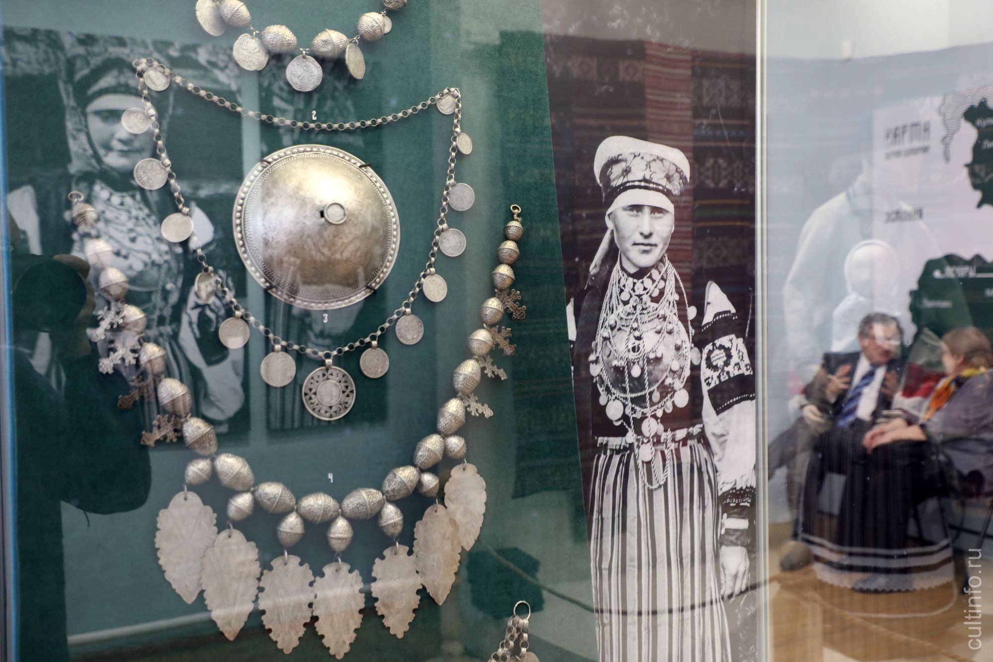 Фибула, бусинные и лиственные ряды