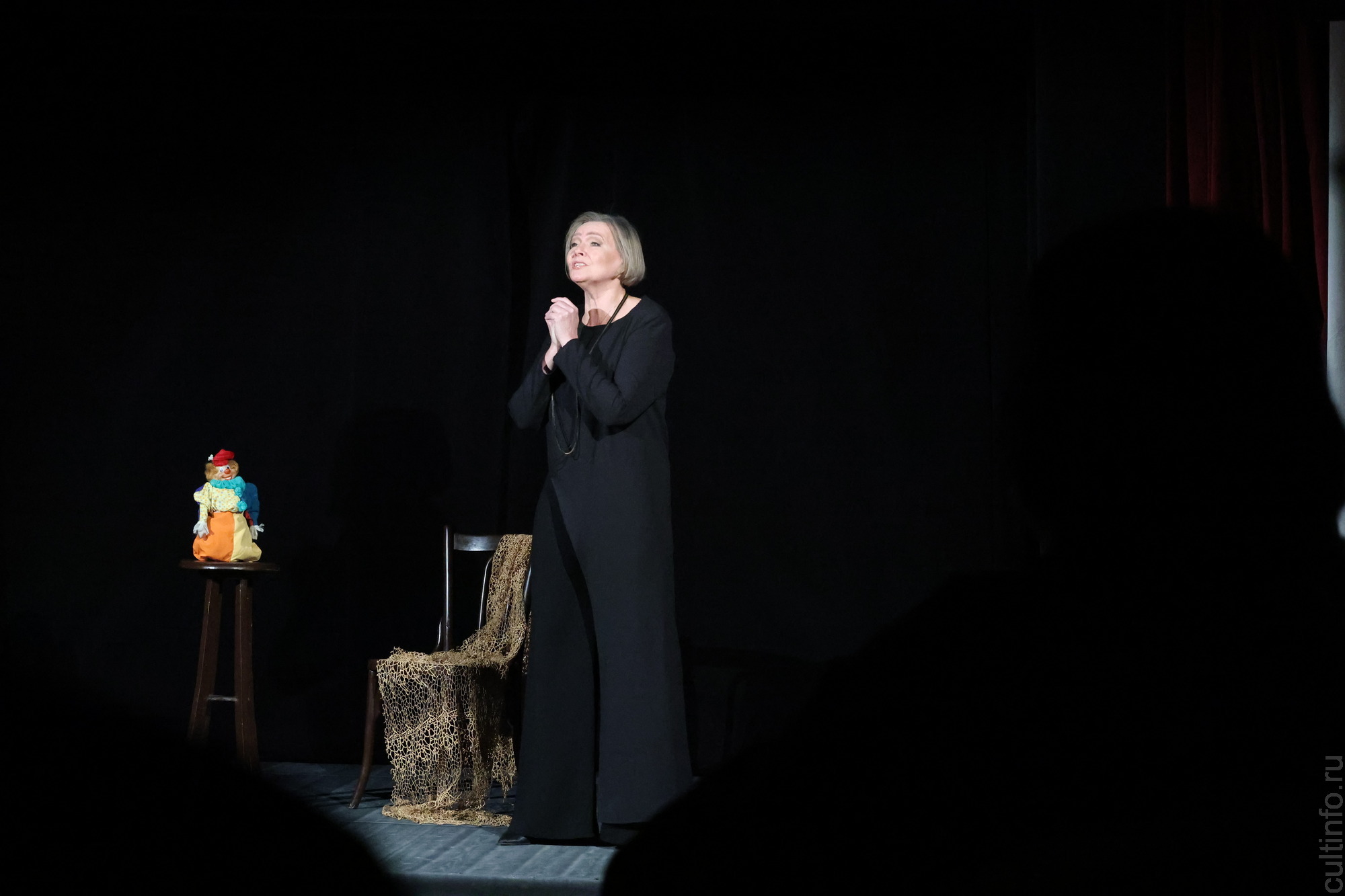 О любви языком XIX столетия рассказывает в своем новом моноспектакле в Доме актера актриса Яна Лихотина