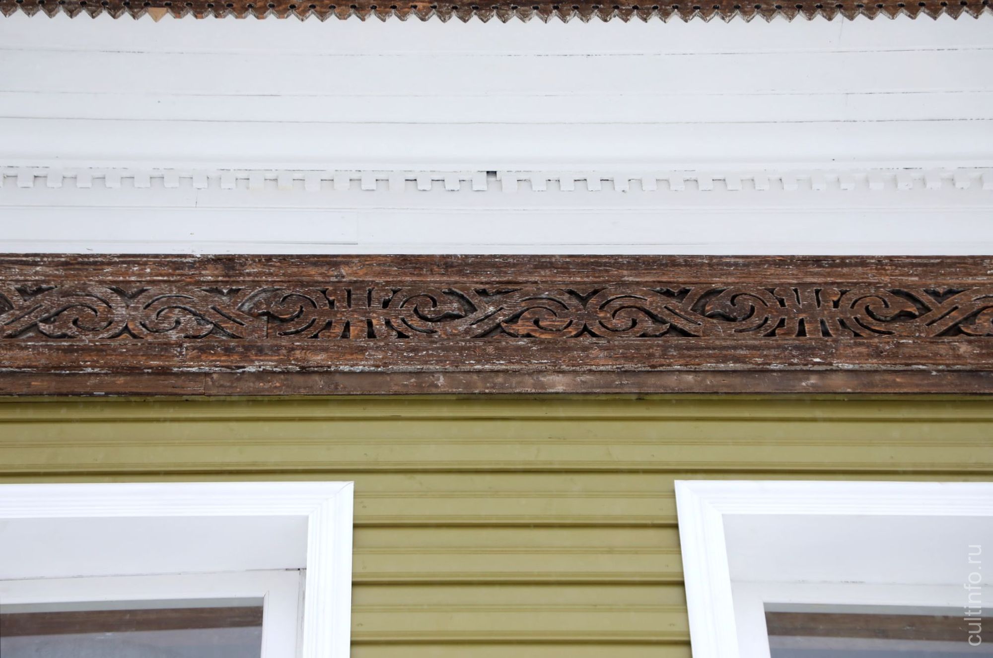 Дом на Ленинградской, 34. Резной фриз