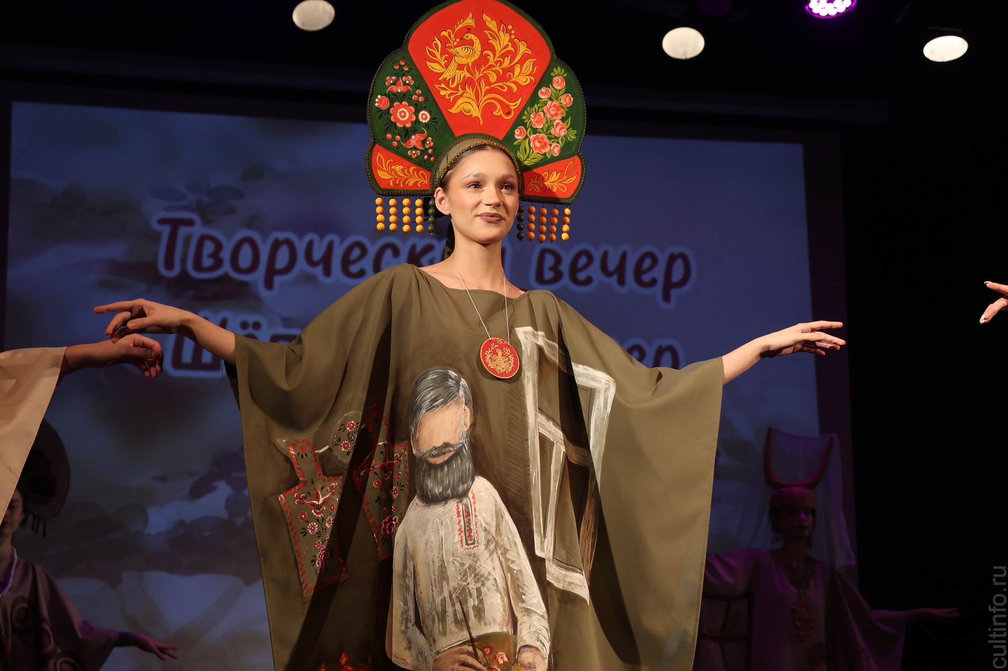 Яркое настроение создал творческий вечер «Шелковая симфония» Романа Захарова