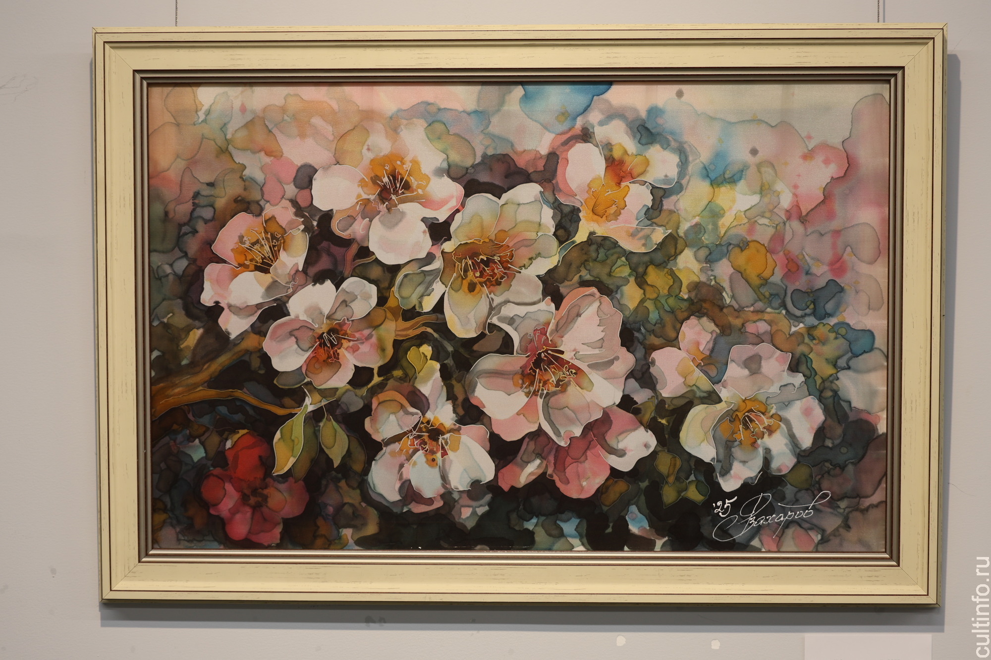 Все разнообразие батика – на выставке «В переплетениях цвета»  Романа Захарова в картинной галерее 