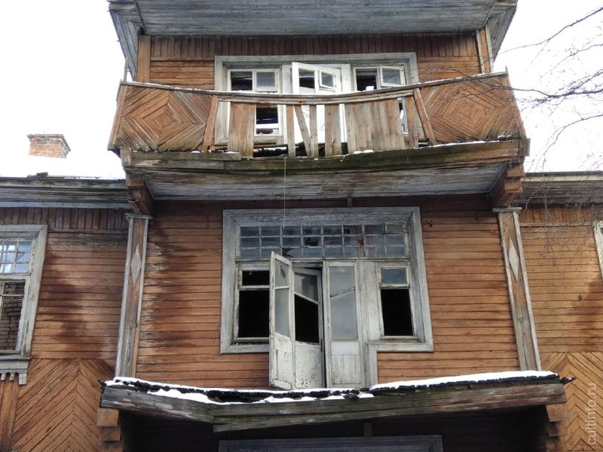Дом работников треста «Севтранслес» на ул. Зосимовской, 54 до реставрации. Фото 18.02.2023