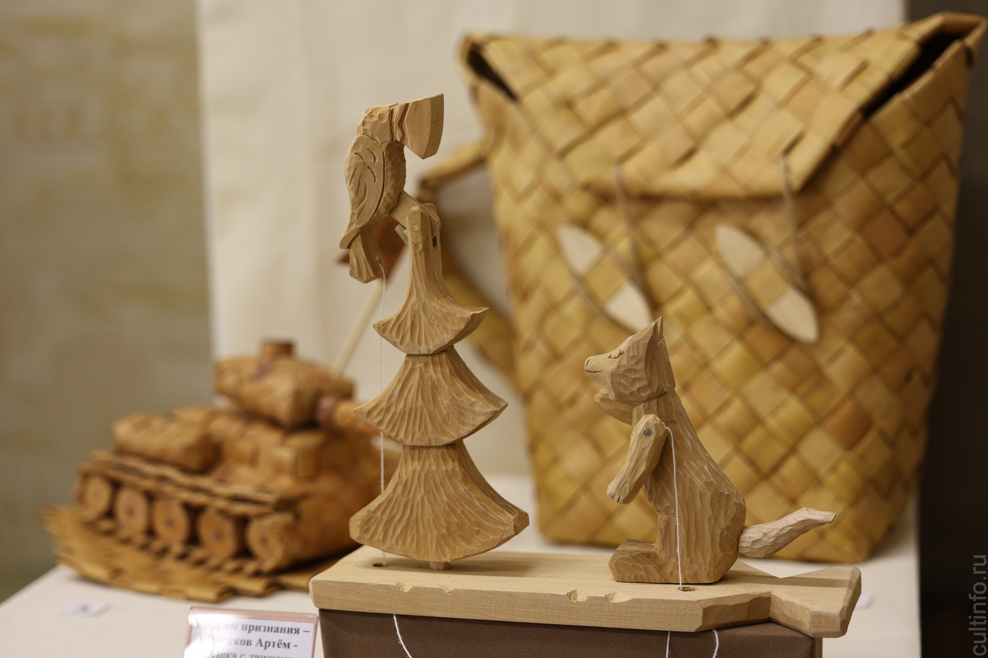 В центре «Резной палисад» представлены лучшие работы юных мастеров – участников традиционного конкурса «Козуля»