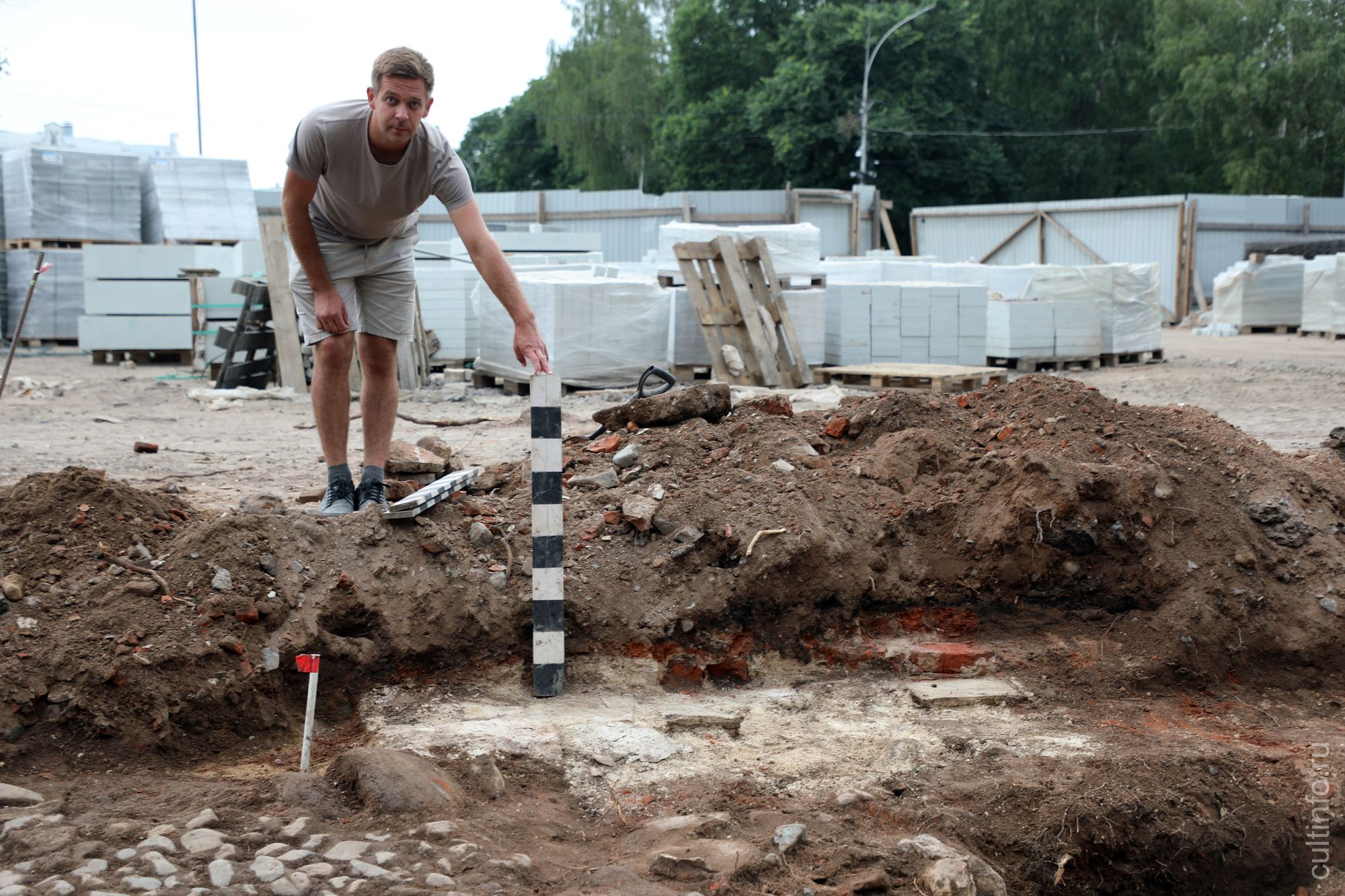 Археологи обнаружили угол паперти Спасо-Всеградского собора