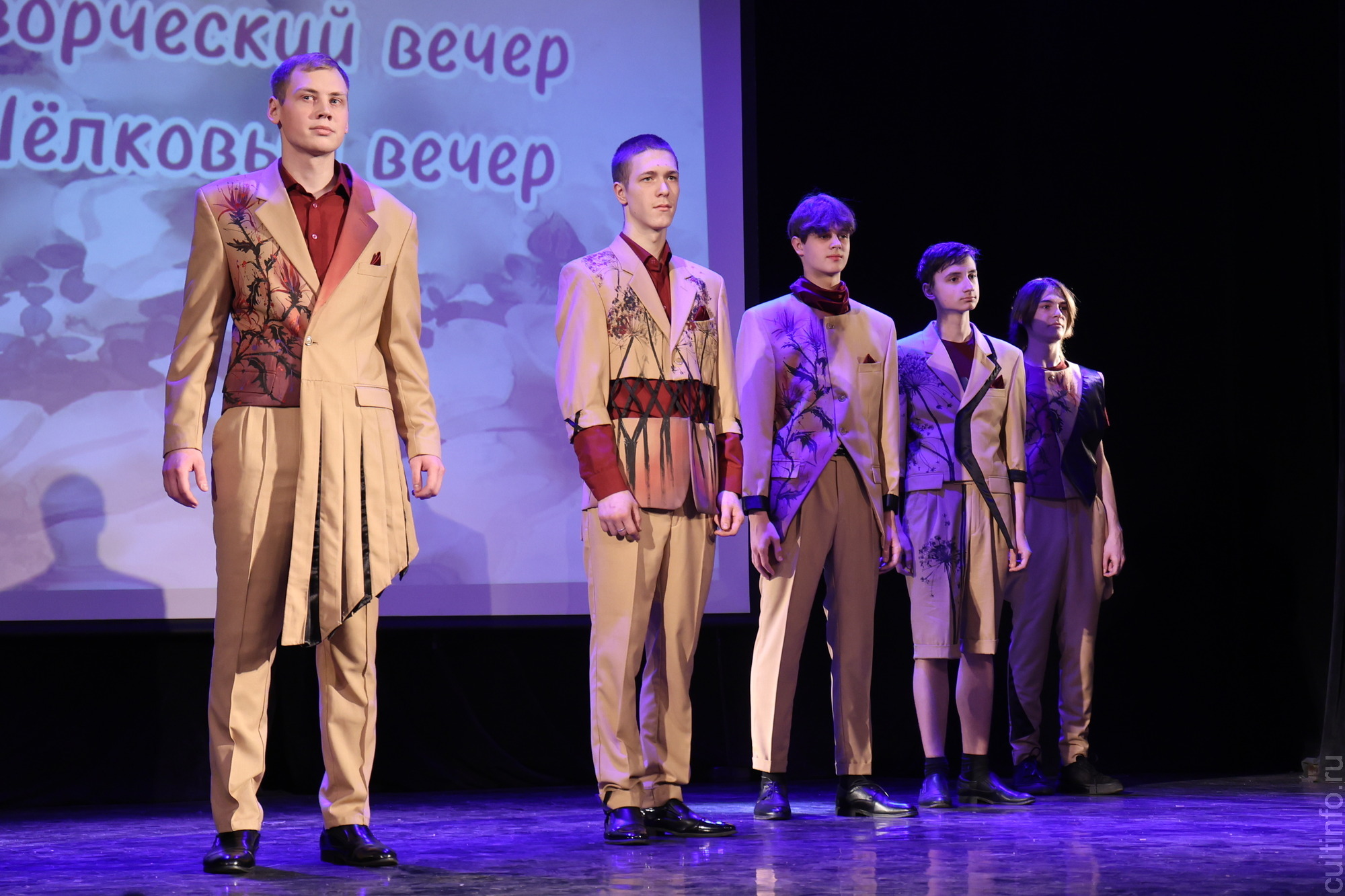 Яркое настроение создал творческий вечер «Шелковая симфония» Романа Захарова