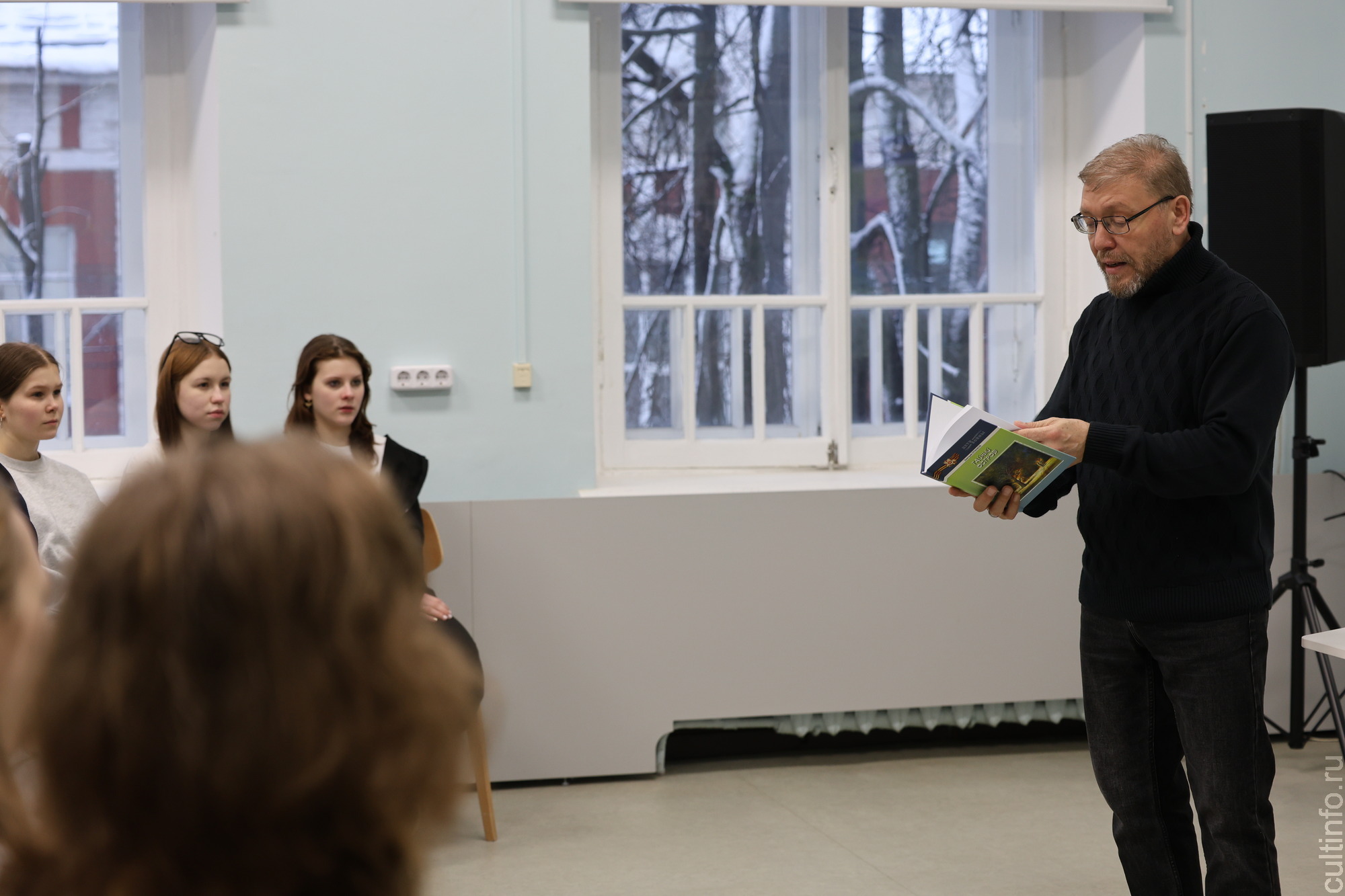 О книге «Тайный остров» рассказал вологодским старшеклассникам писатель Дмитрий Ермаков 