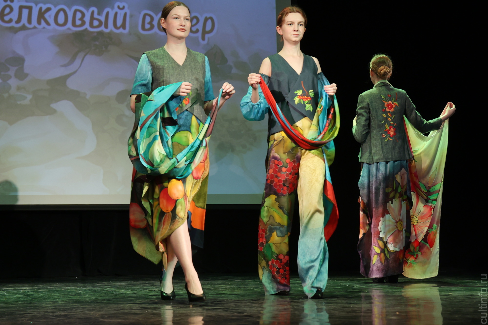 Яркое настроение создал творческий вечер «Шелковая симфония» Романа Захарова