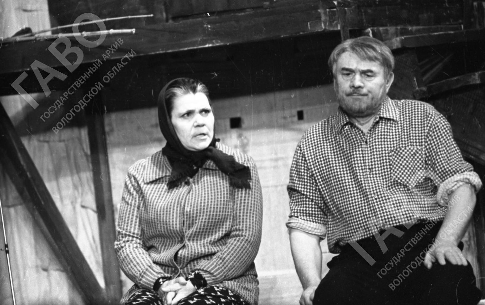 Народные артисты РСФСР М.В. Щуко (в роли Трефены) и В.В. Сафонов (в роли Федора) в спектакле Вологодского драматического театра «Над светлой водой». 1978 г. ГАВО. Ф. Р-5260. Оп.1. Д. 67. Л. 32