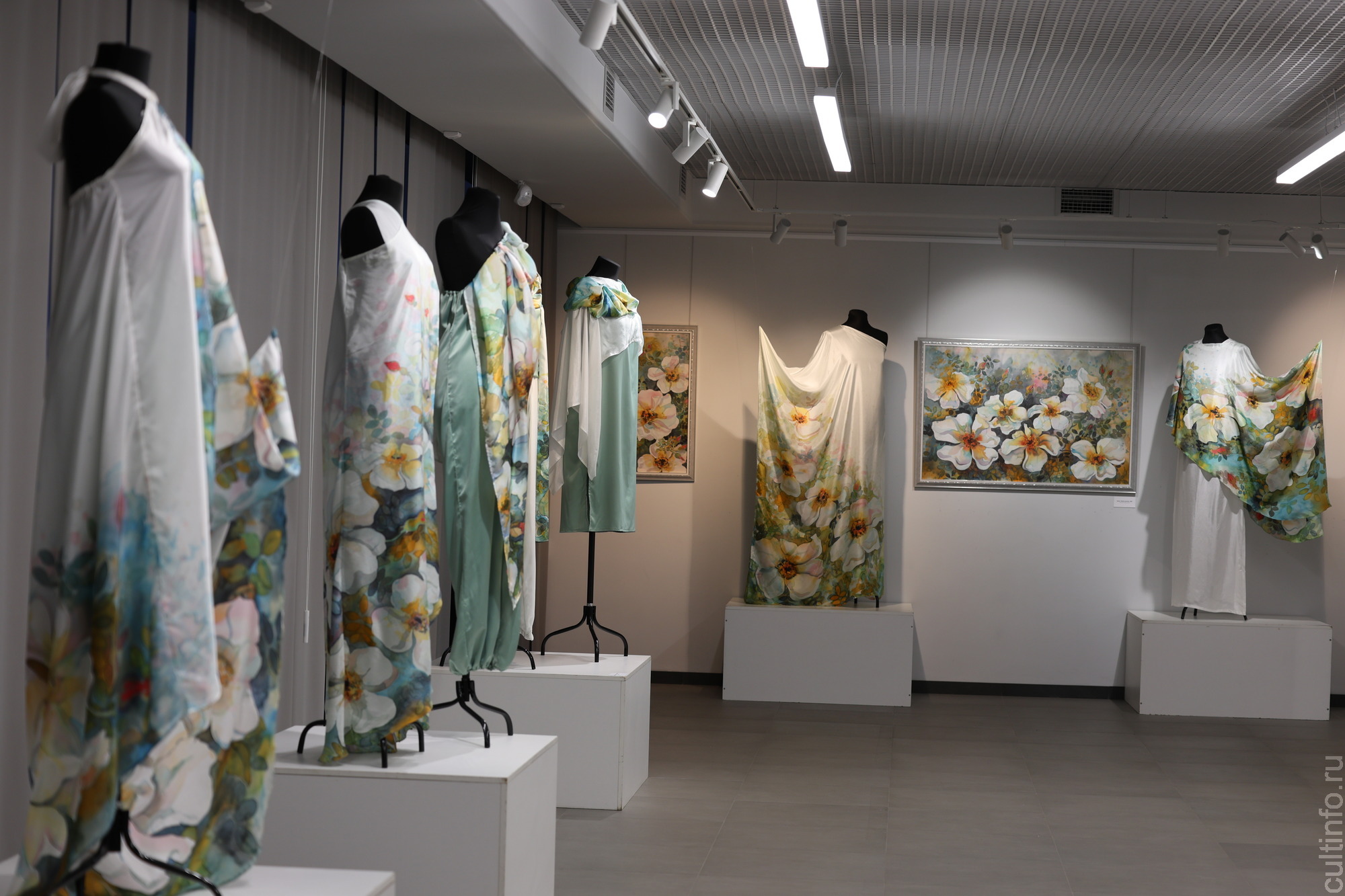 Все разнообразие батика – на выставке «В переплетениях цвета»  Романа Захарова в картинной галерее 